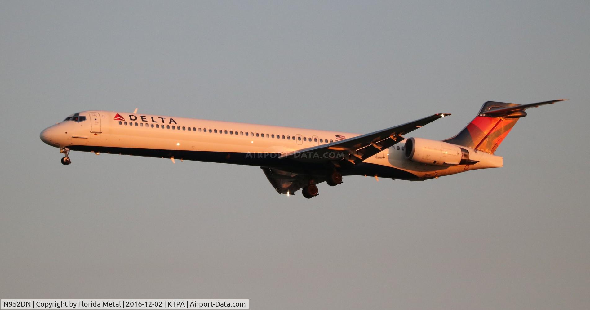 N952DN, 1998 McDonnell Douglas MD-90-30 C/N 53560, Delta
