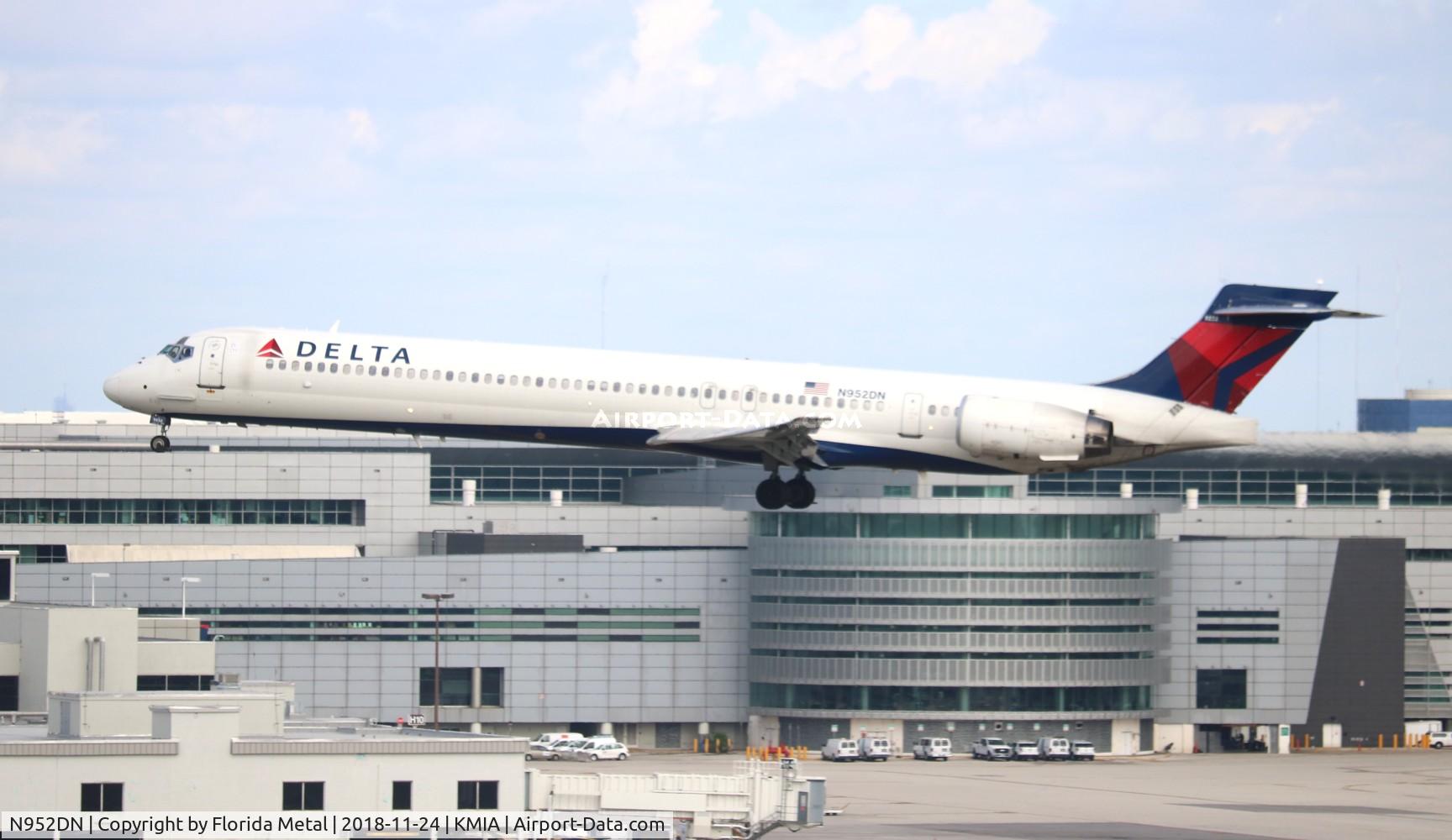 N952DN, 1998 McDonnell Douglas MD-90-30 C/N 53560, Delta