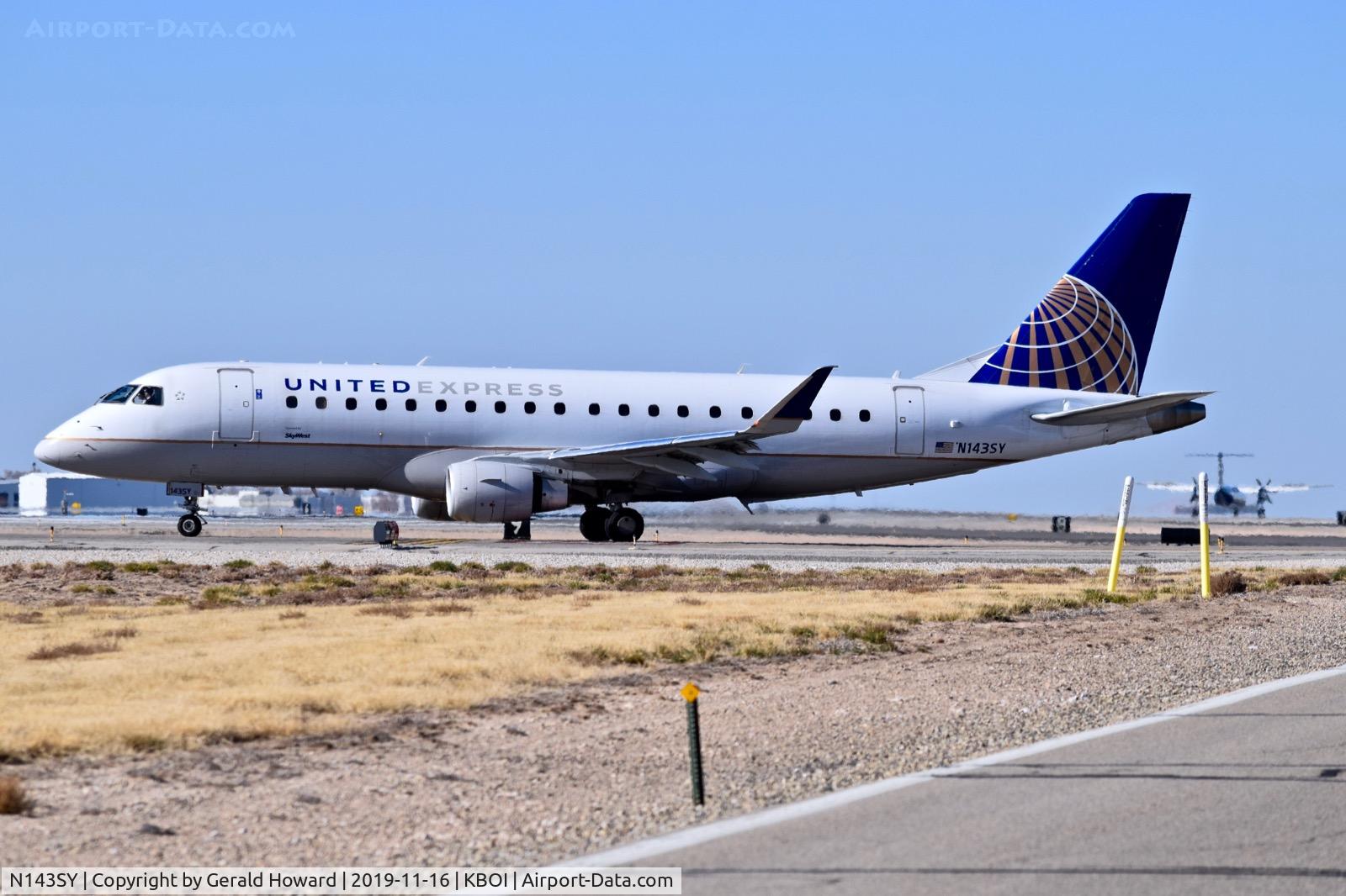 N143SY, 2015 Embraer 175LR (ERJ-170-200LR) C/N 17000476, On Alpha awaiting clearance onto 28R.