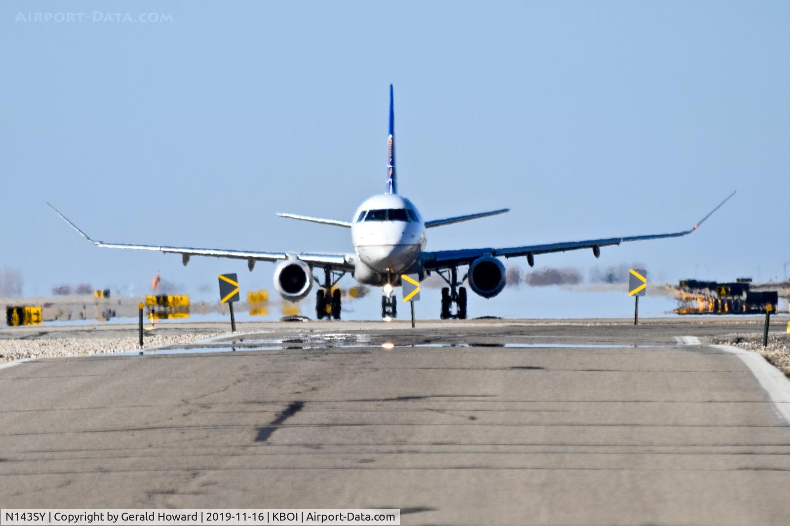 N143SY, 2015 Embraer 175LR (ERJ-170-200LR) C/N 17000476, Taxiing on Alpha.