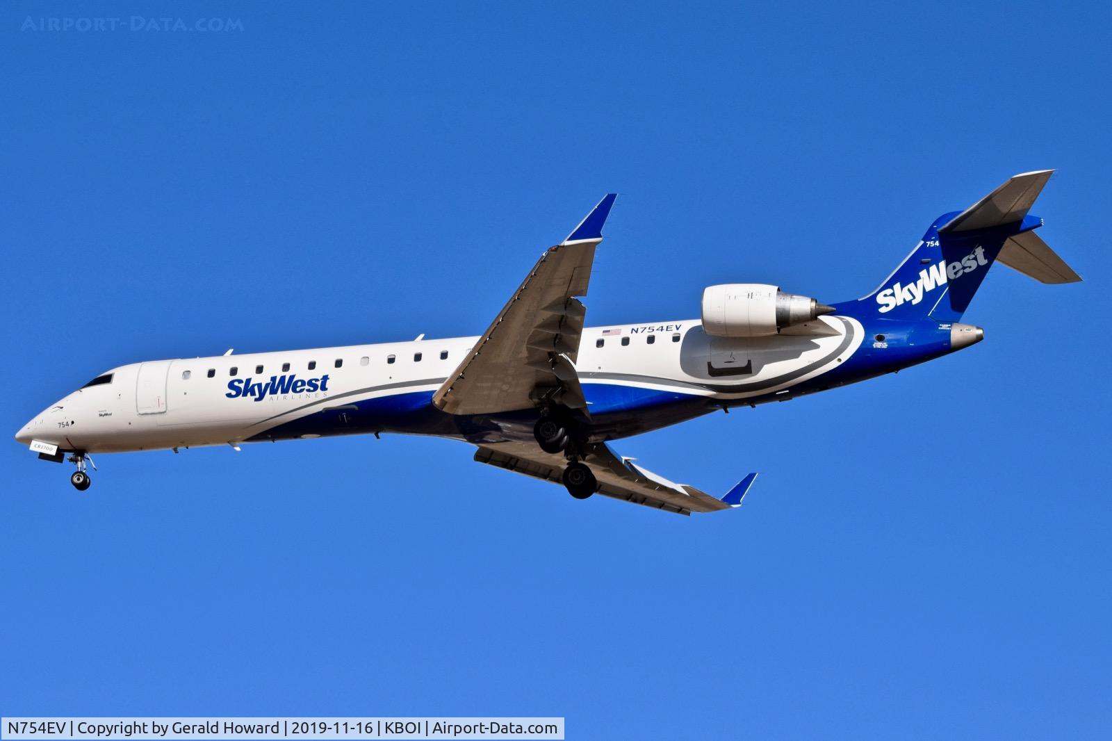 N754EV, 2004 Bombardier CRJ-701 (CL-600-2C10) Regional Jet C/N 10173, Landing 28R.