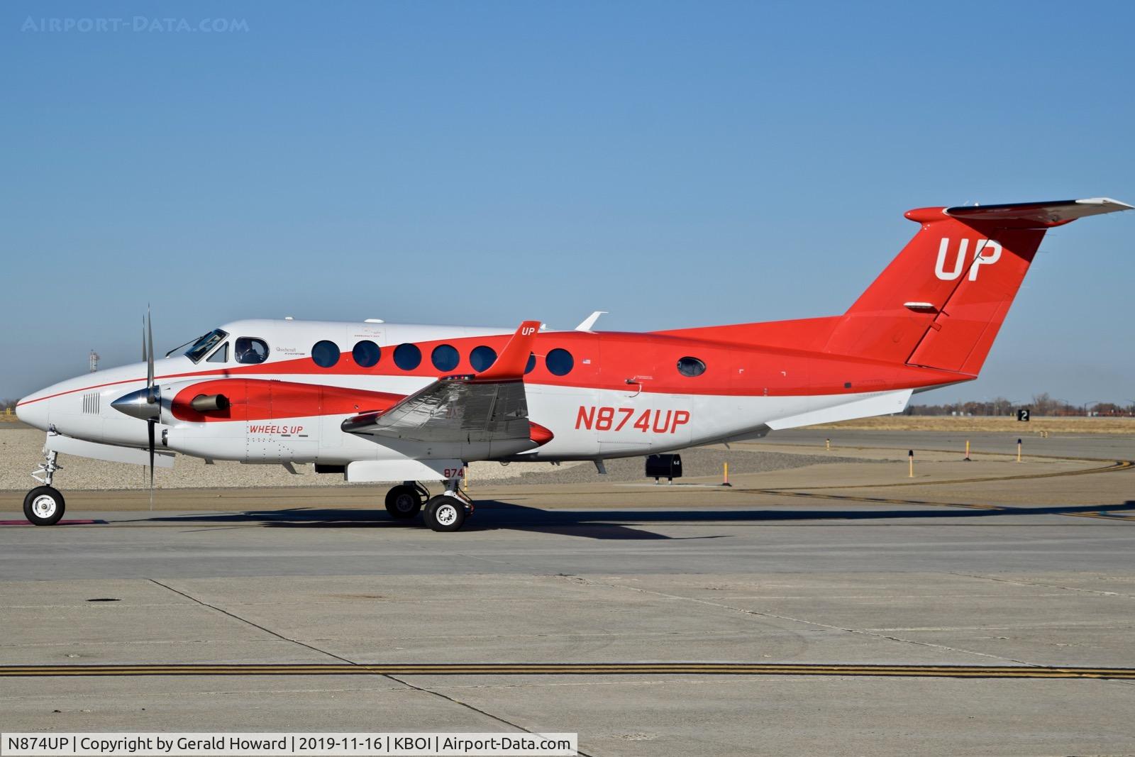 N874UP, 2017 Beechcraft 350 King Air (B300) C/N FL-1119, Taxiing to the south GA ramp.