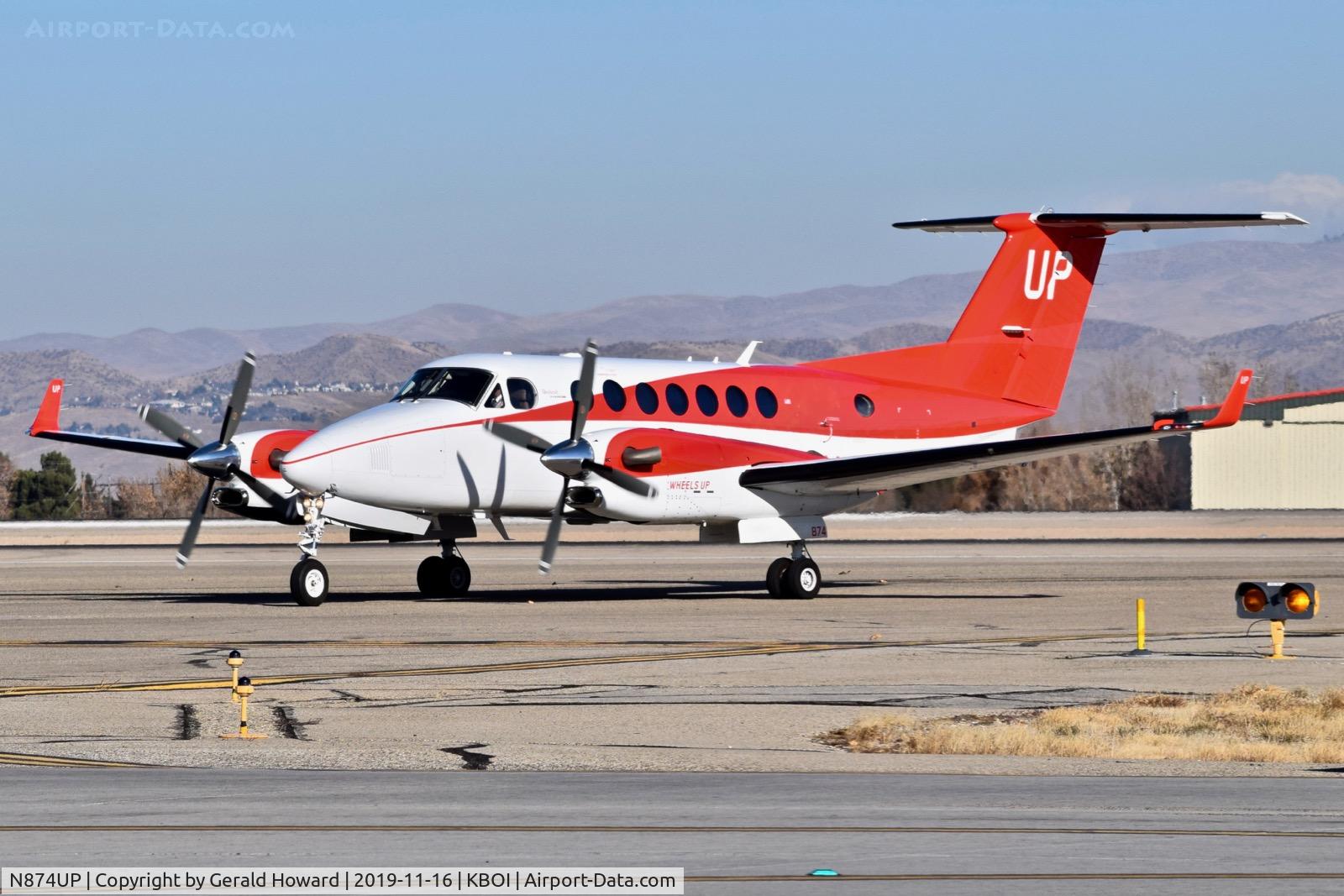N874UP, 2017 Beechcraft 350 King Air (B300) C/N FL-1119, Turning off RWY 28L.