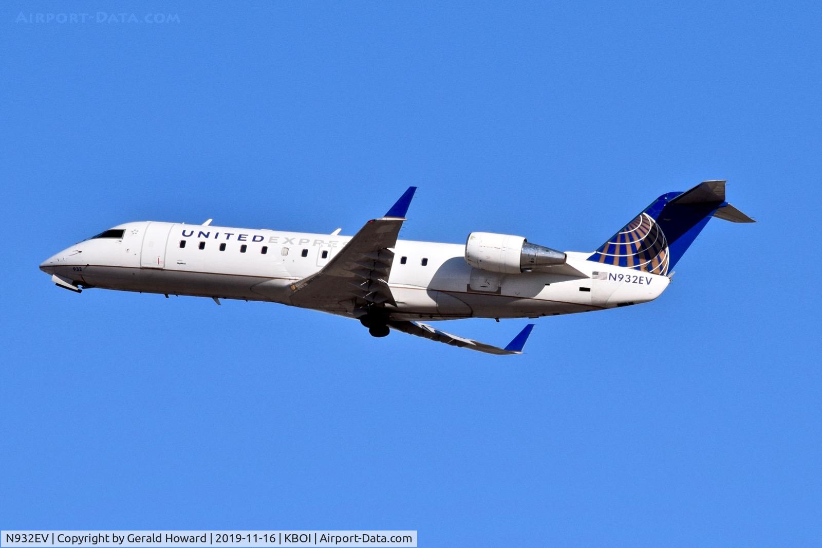 N932EV, 2005 Bombardier CRJ-200ER (CL-600-2B19) C/N 8016, Departing BOI.