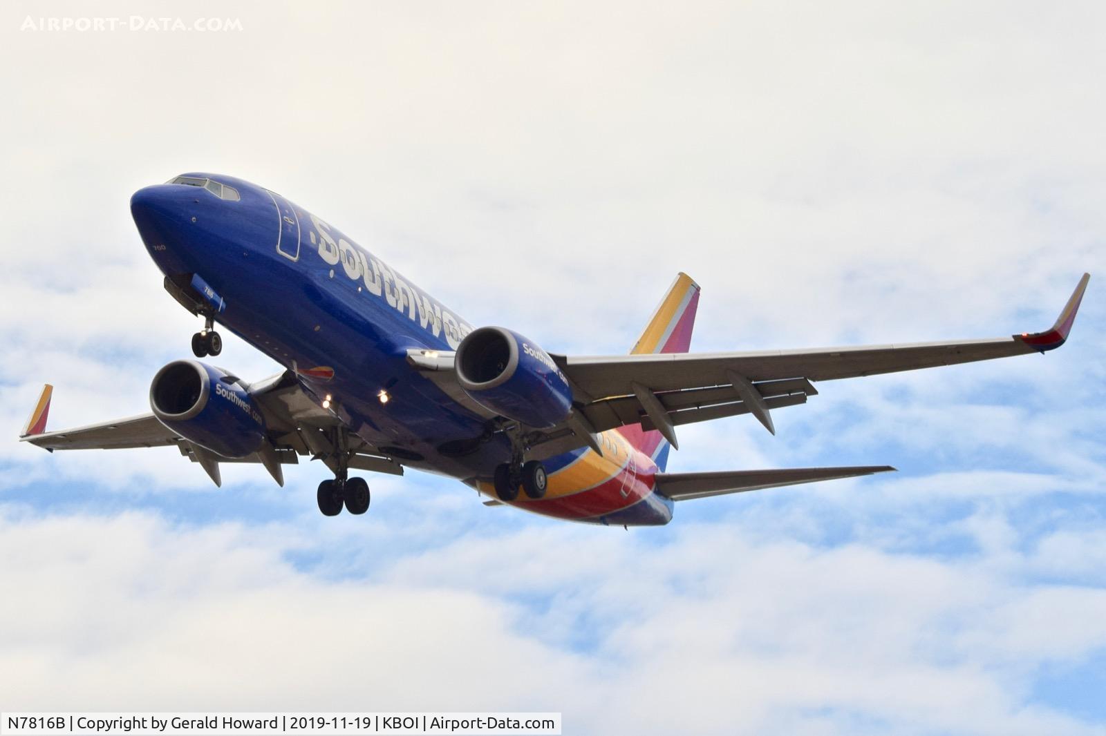 N7816B, 1999 Boeing 737-7L9 C/N 28009, Landing 10L.