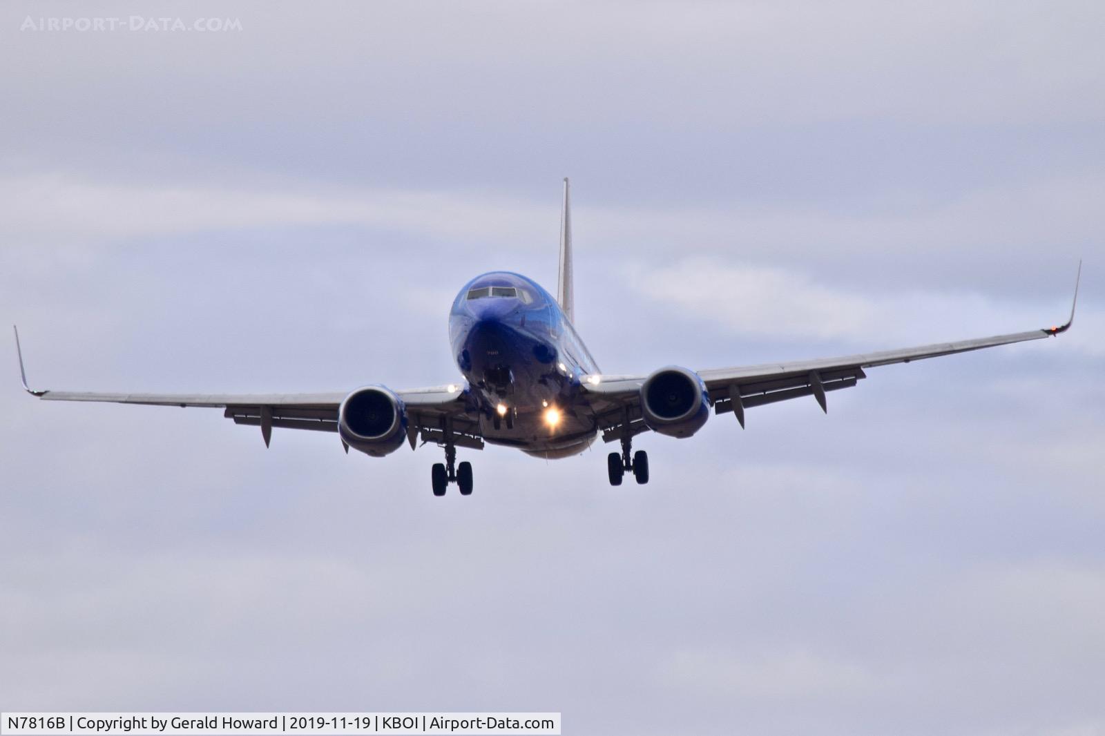 N7816B, 1999 Boeing 737-7L9 C/N 28009, Landing 10L.