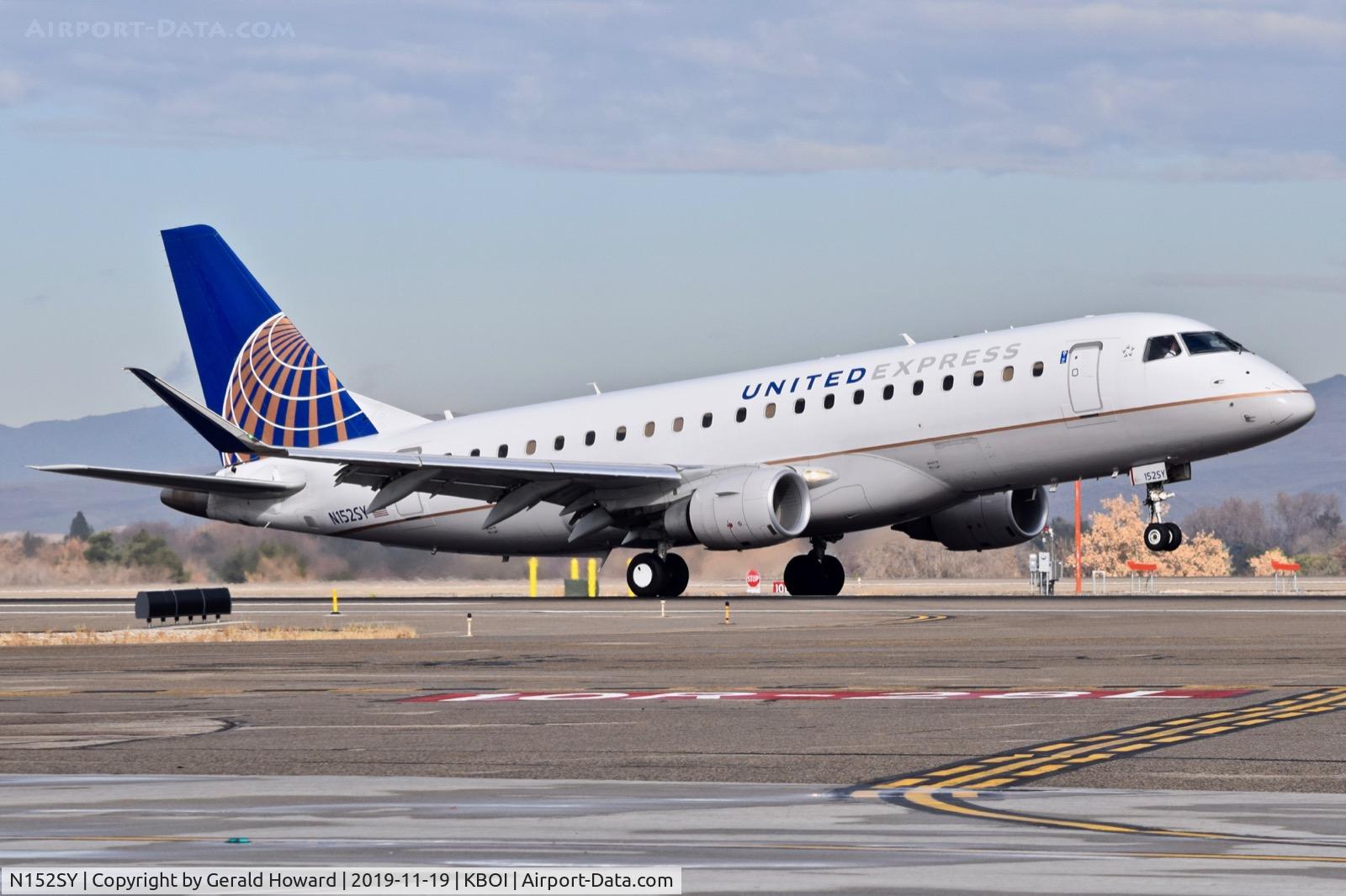 N152SY, 2016 Embraer 175LR (ERJ-170-200LR) C/N 17000549, Landing 10R.
