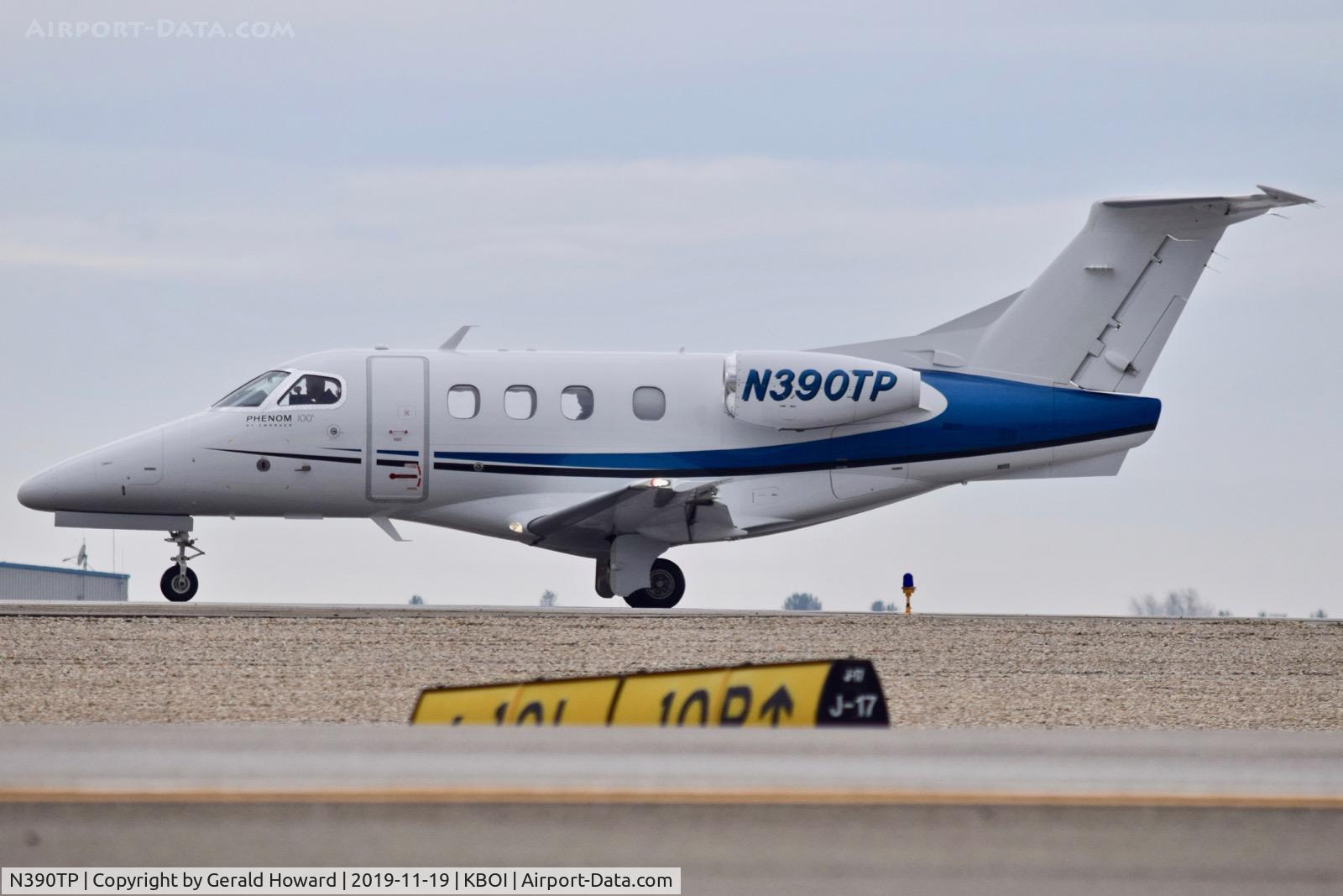 N390TP, 2009 Embraer EMB-500 Phenom 100 C/N 50000024, Starting take off run on 10L.