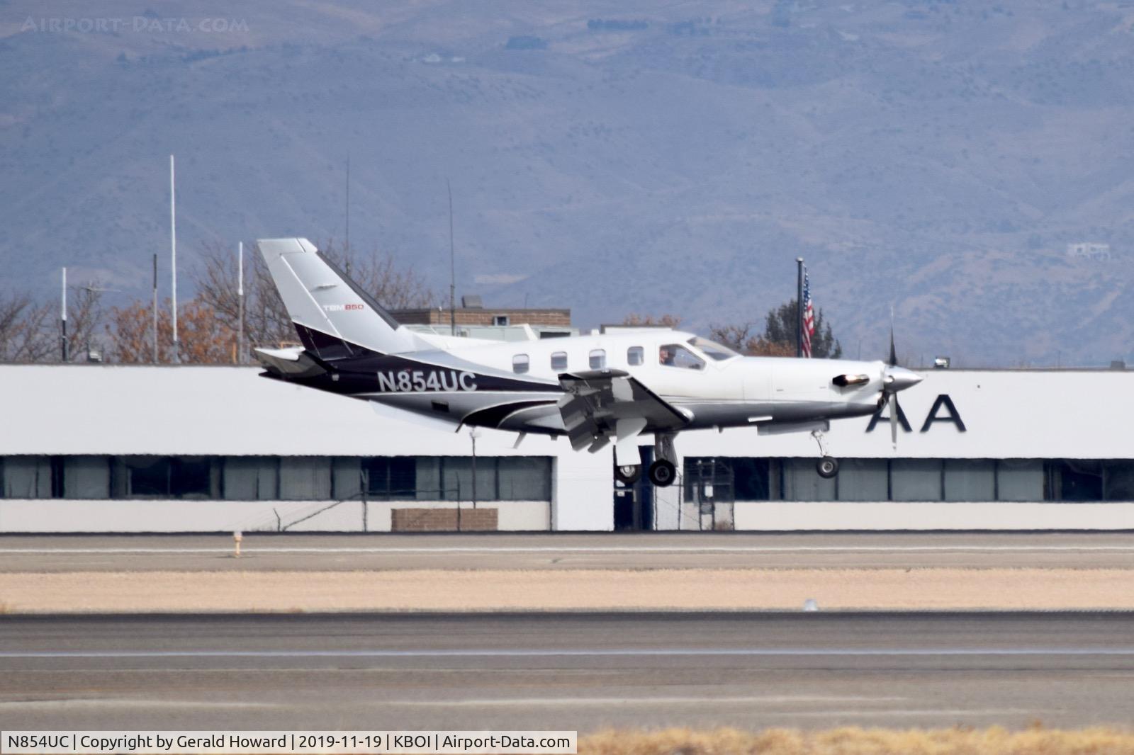 N854UC, 2012 Socata TBM-700 C/N 644, Landing 10L.