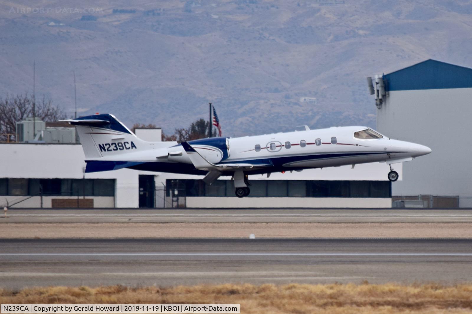 N239CA, 1974 Gates Learjet 25B C/N 25B-149, Landing 10L.