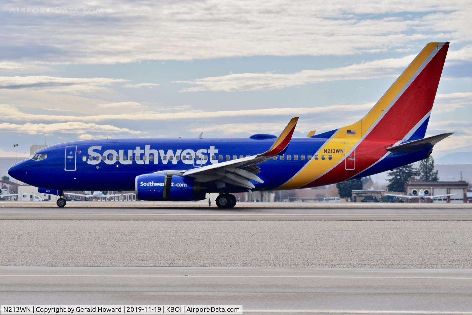 N213WN, 2005 Boeing 737-7H4 C/N 34217, Landing roll out.