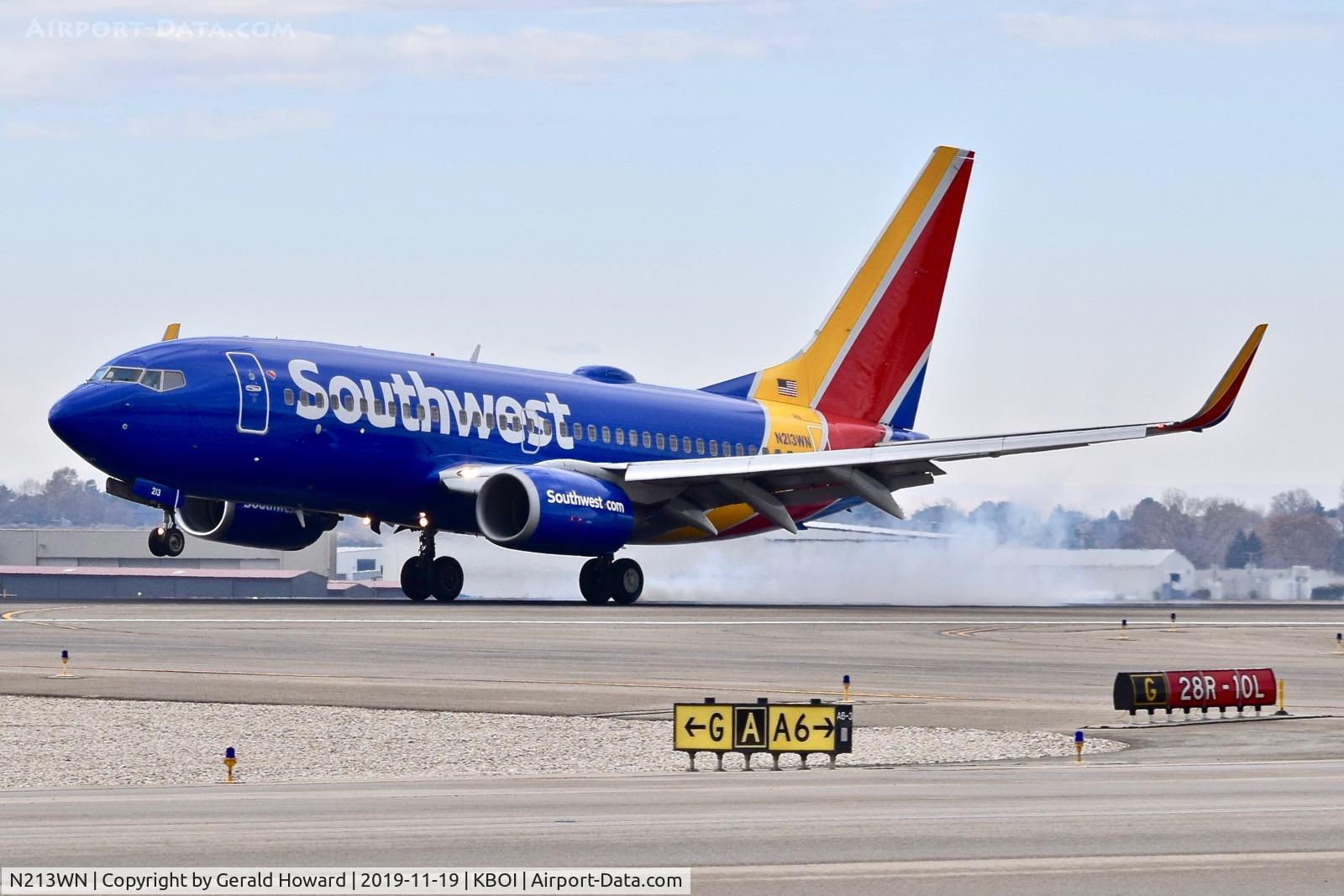 N213WN, 2005 Boeing 737-7H4 C/N 34217, Landing 10L.