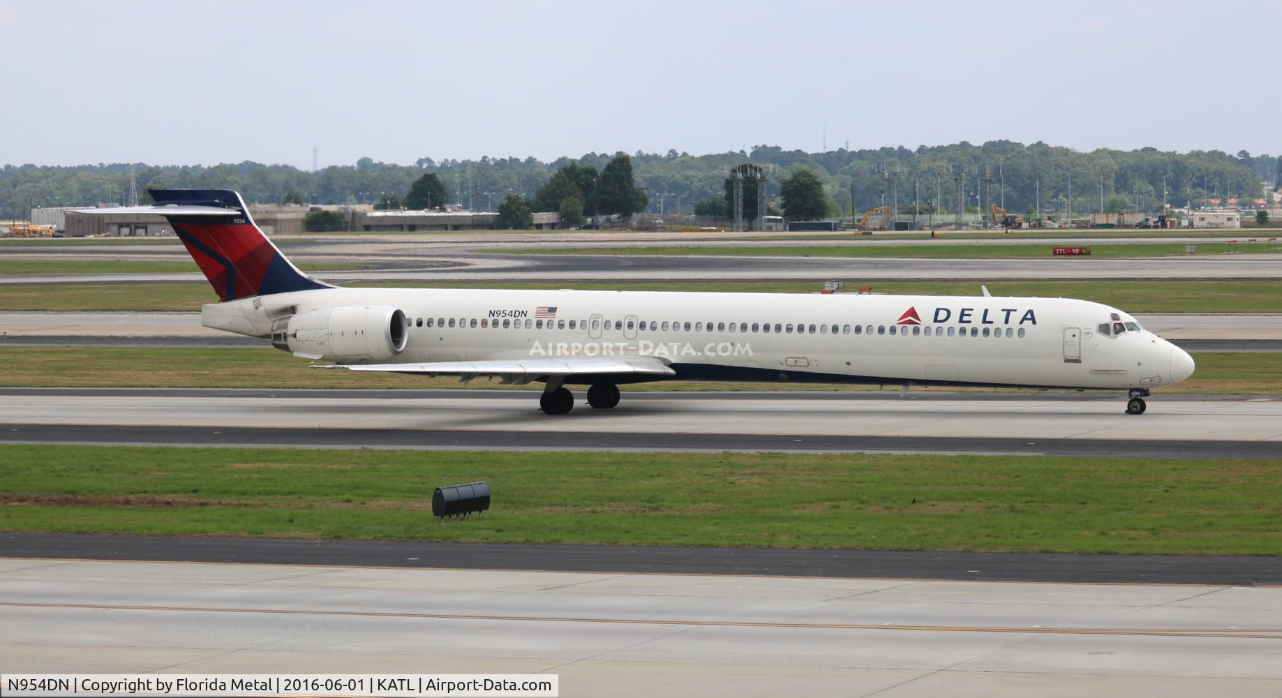 N954DN, 1999 McDonnell Douglas MD-90-30 C/N 53524, Delta