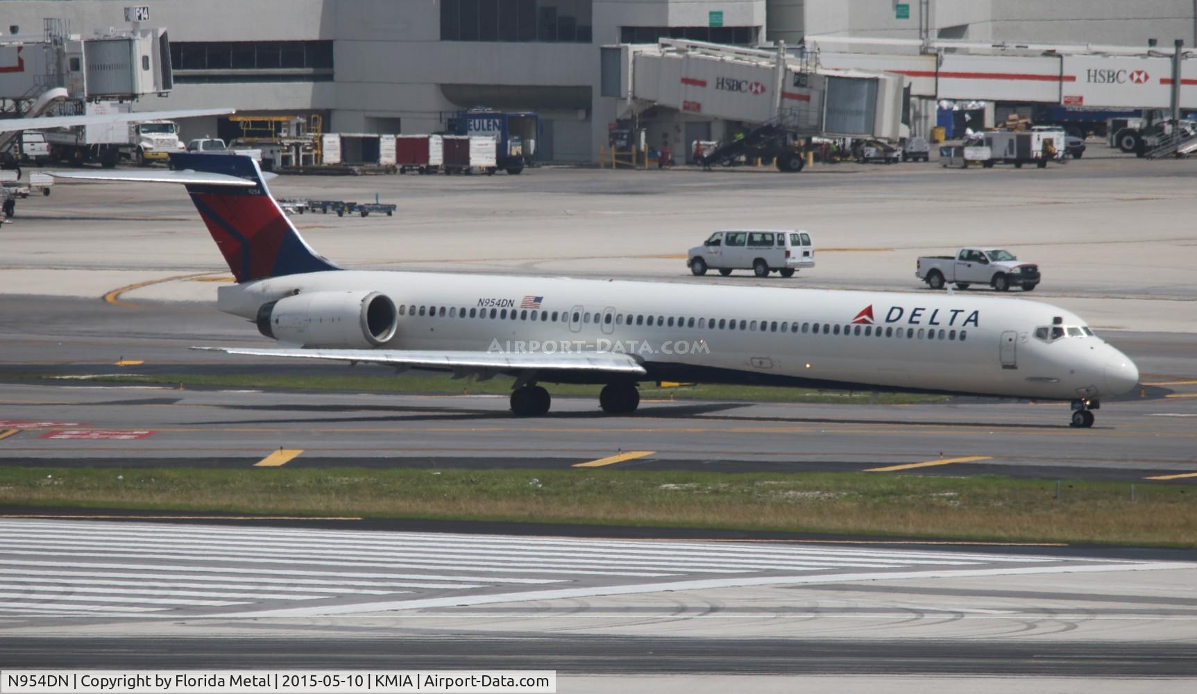 N954DN, 1999 McDonnell Douglas MD-90-30 C/N 53524, Delta