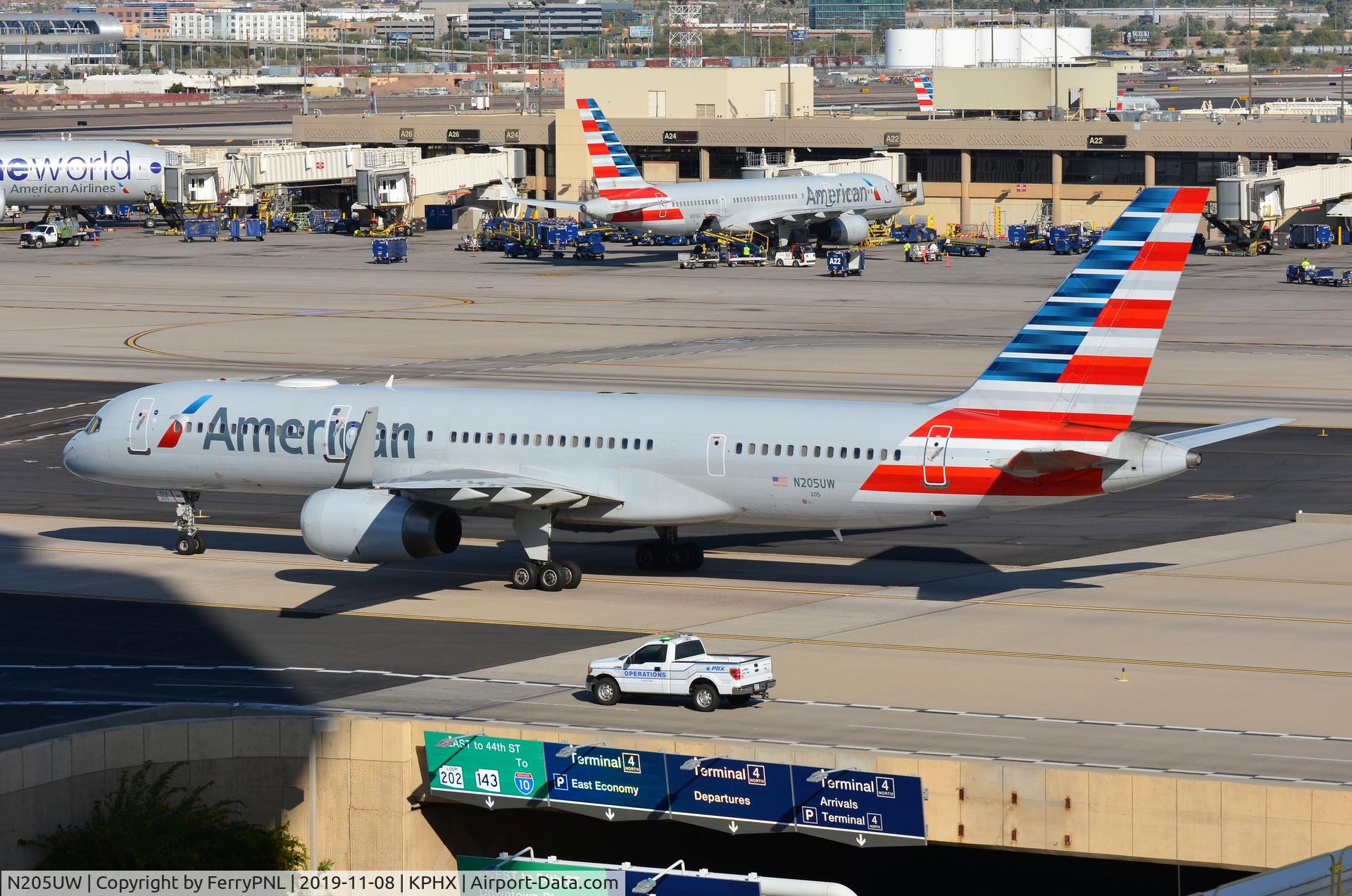 N205UW, 2000 Boeing 757-23N C/N 30887, American B752 arriving