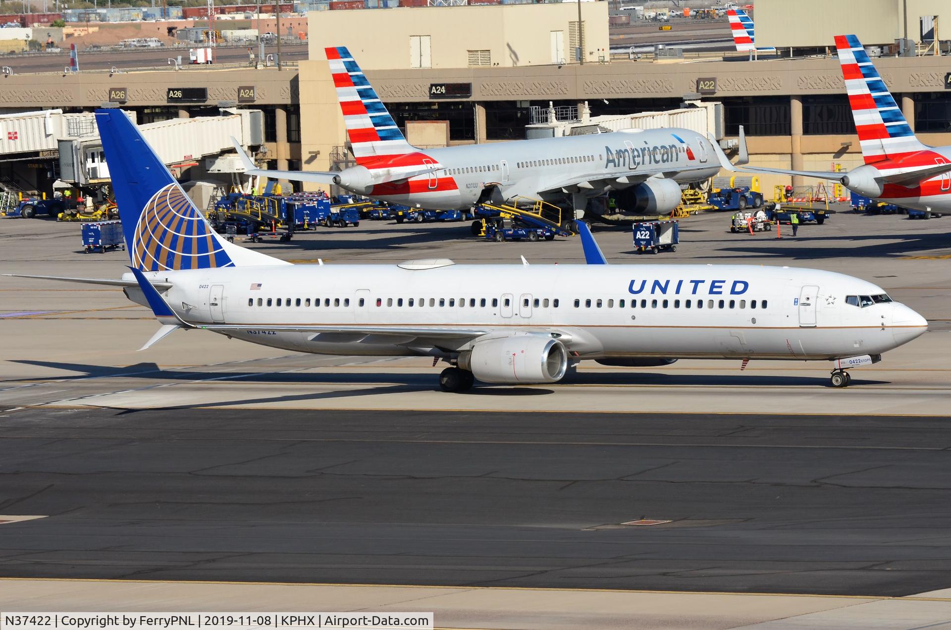 N37422, 2008 Boeing 737-924/ER C/N 31620, United B739 taxying to its gate.