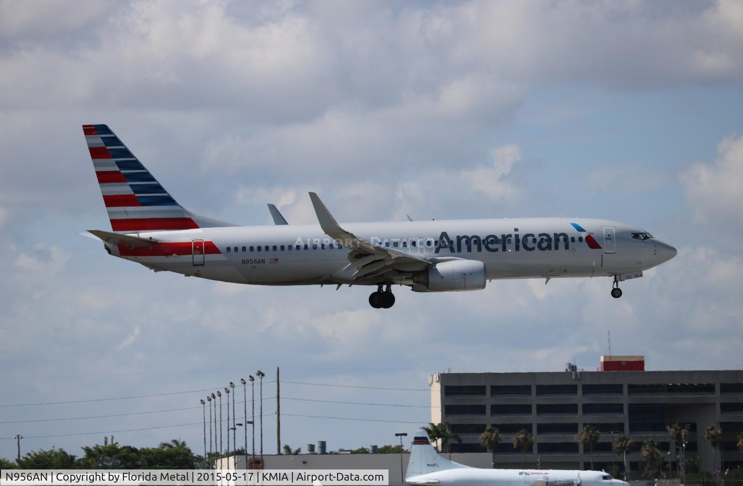 N956AN, 2001 Boeing 737-823 C/N 30090, American