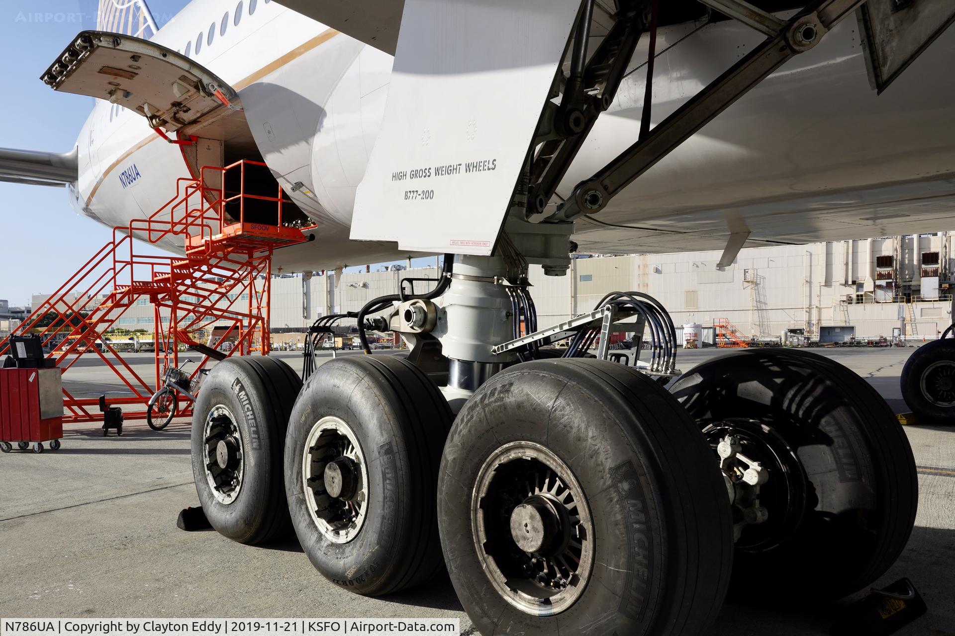 N786UA, 1997 Boeing 777-222/ER C/N 26938, SFO 2019.