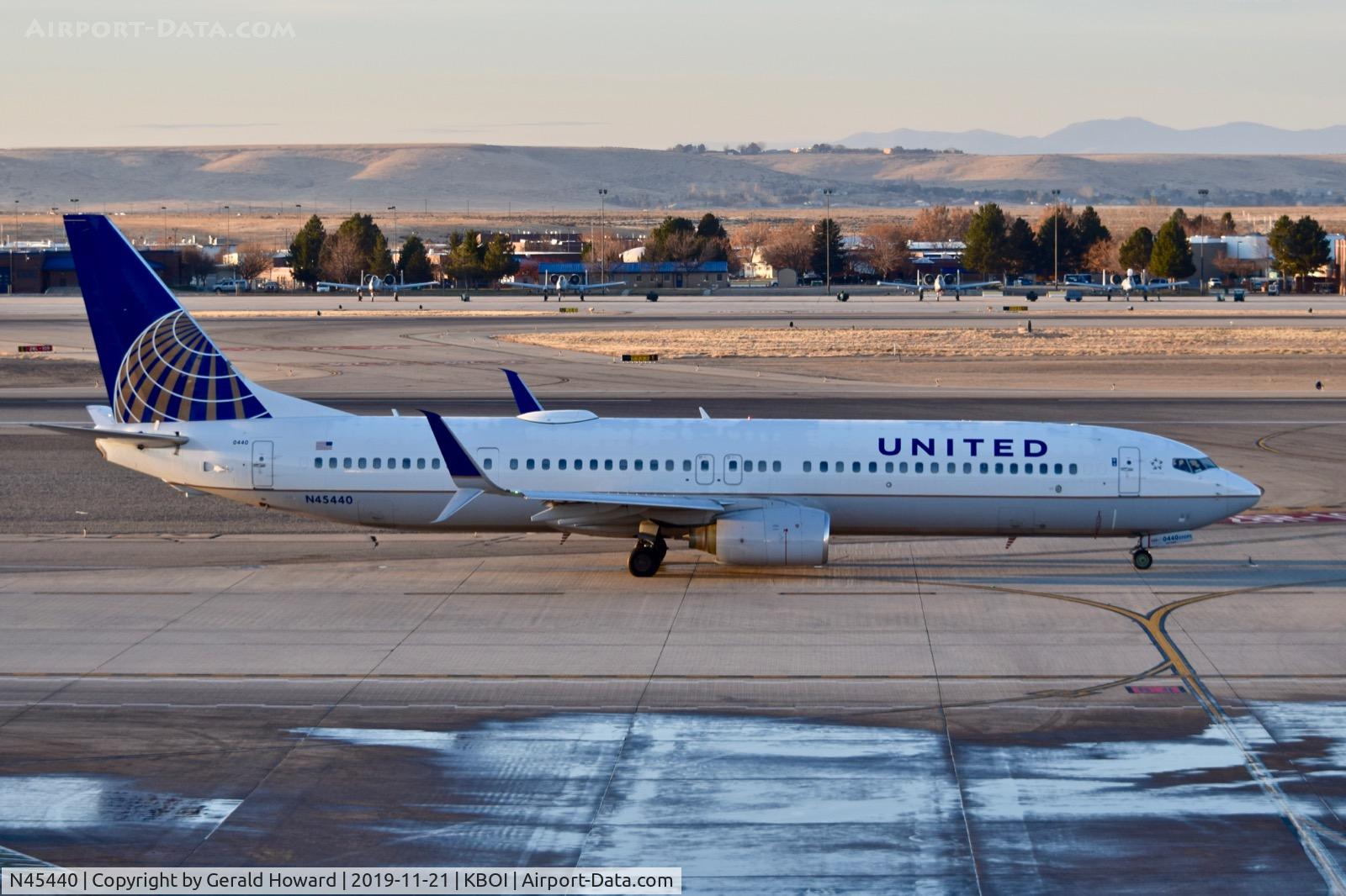 N45440, 2009 Boeing 737-924/ER C/N 33535, Taxiing on Alpha.