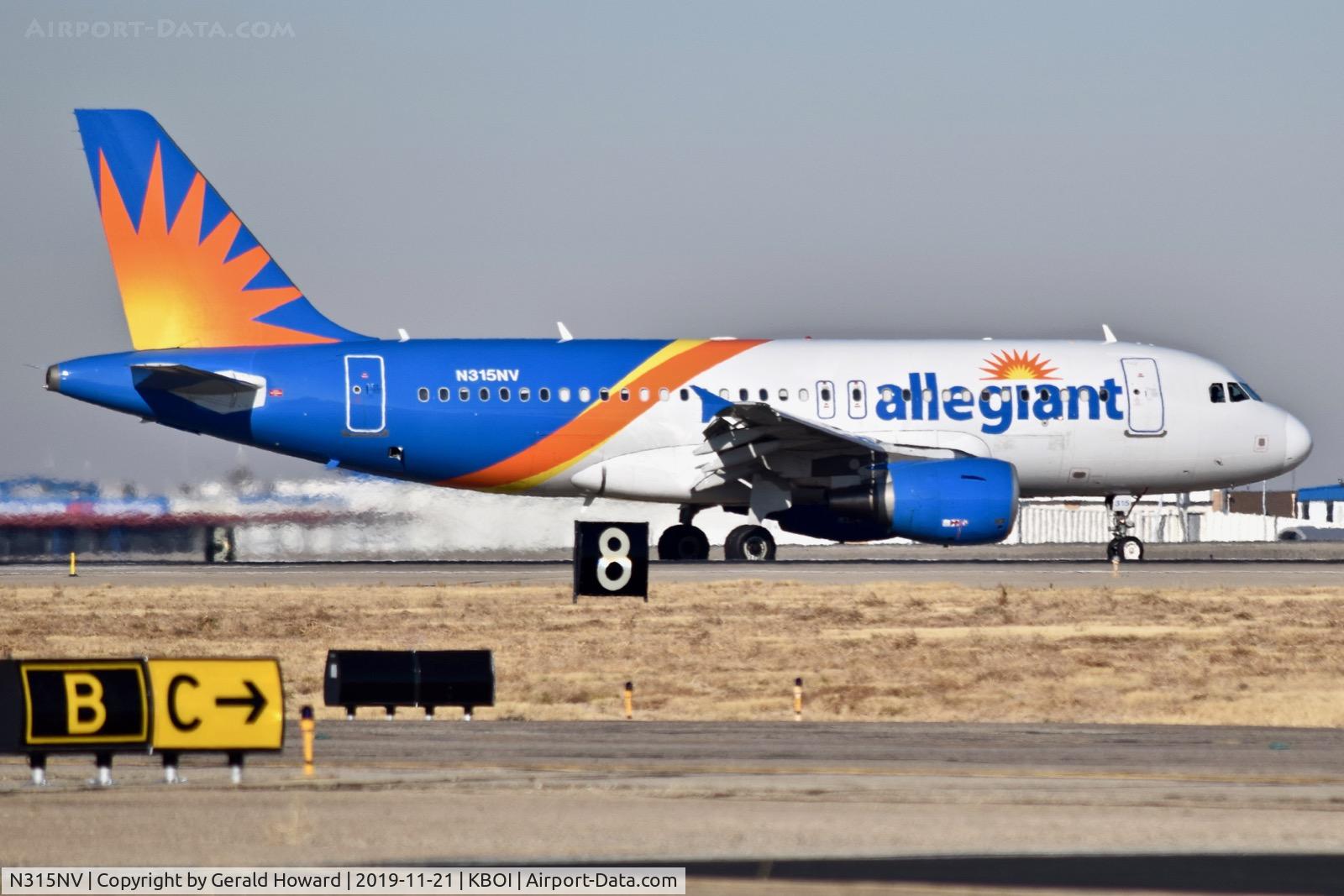 N315NV, 2005 Airbus A319-111 C/N 2412, Landing 10R.