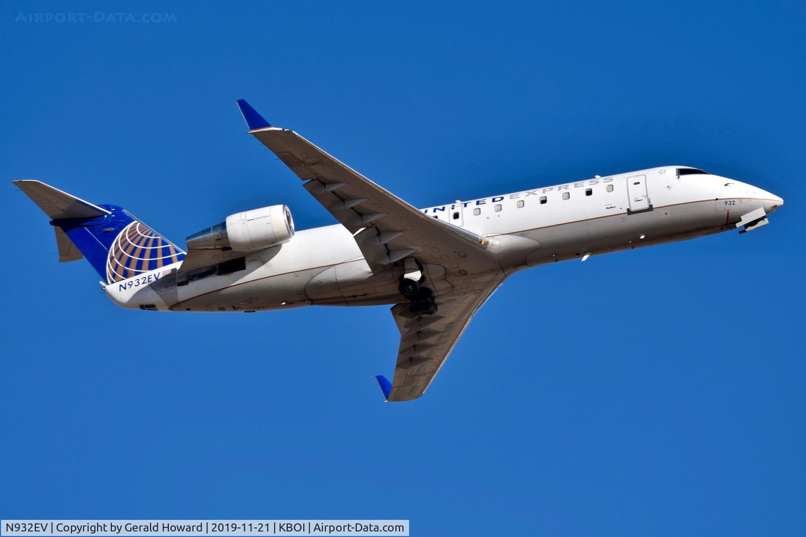N932EV, 2005 Bombardier CRJ-200ER (CL-600-2B19) C/N 8016, Departing 10R.