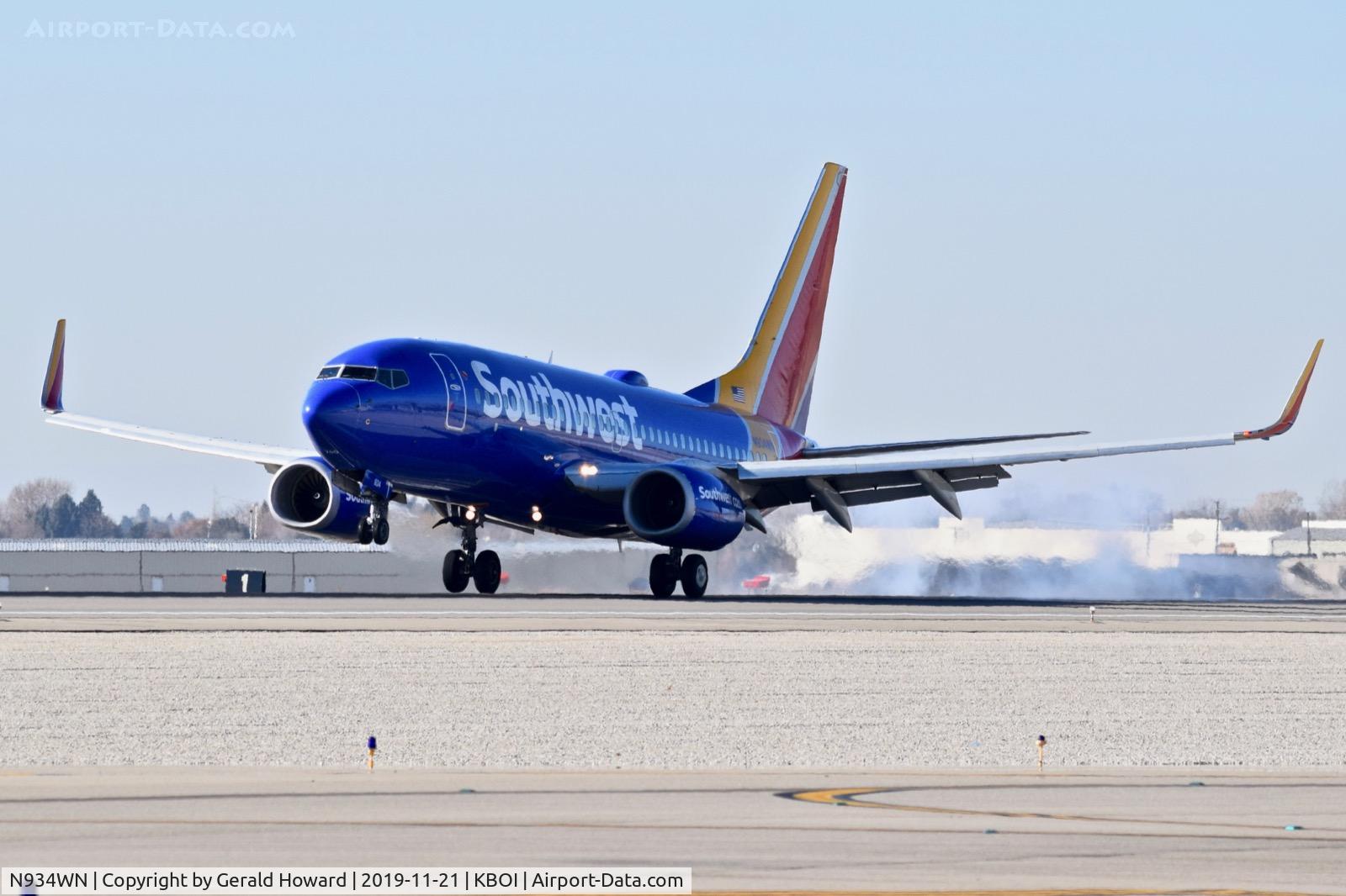 N934WN, 2009 Boeing 737-7H4 C/N 36642, Landing 10L.
