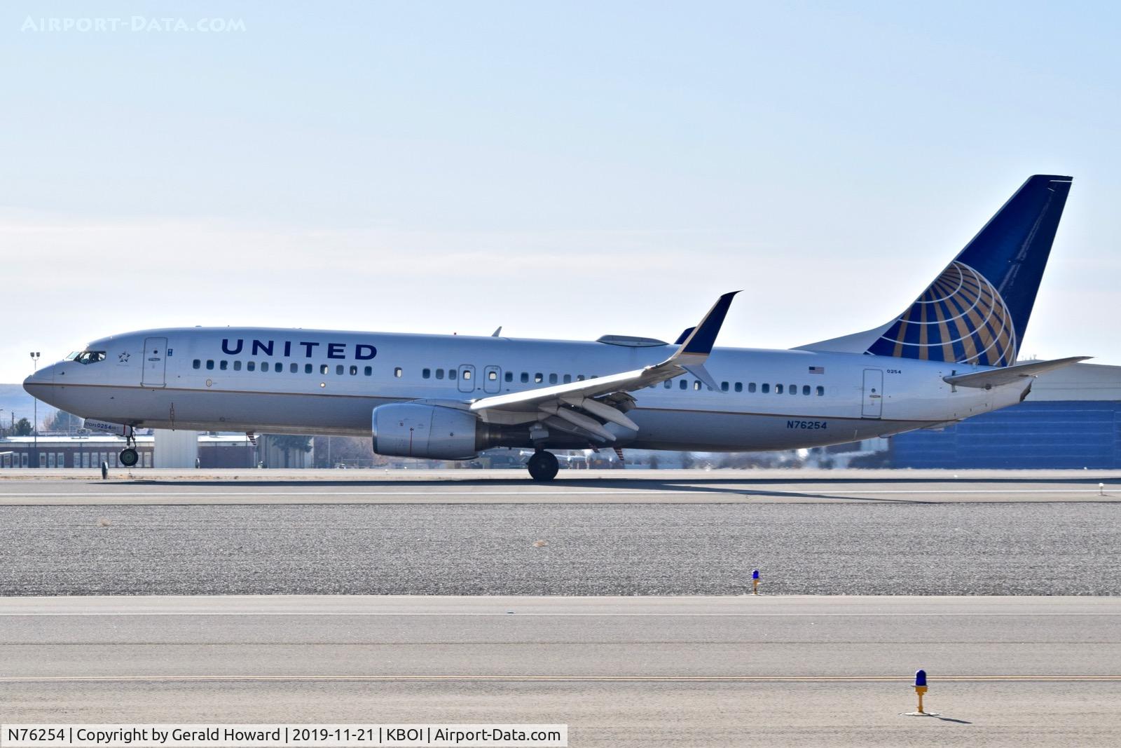 N76254, 2000 Boeing 737-824 C/N 30779, Landing roll out on 10L.