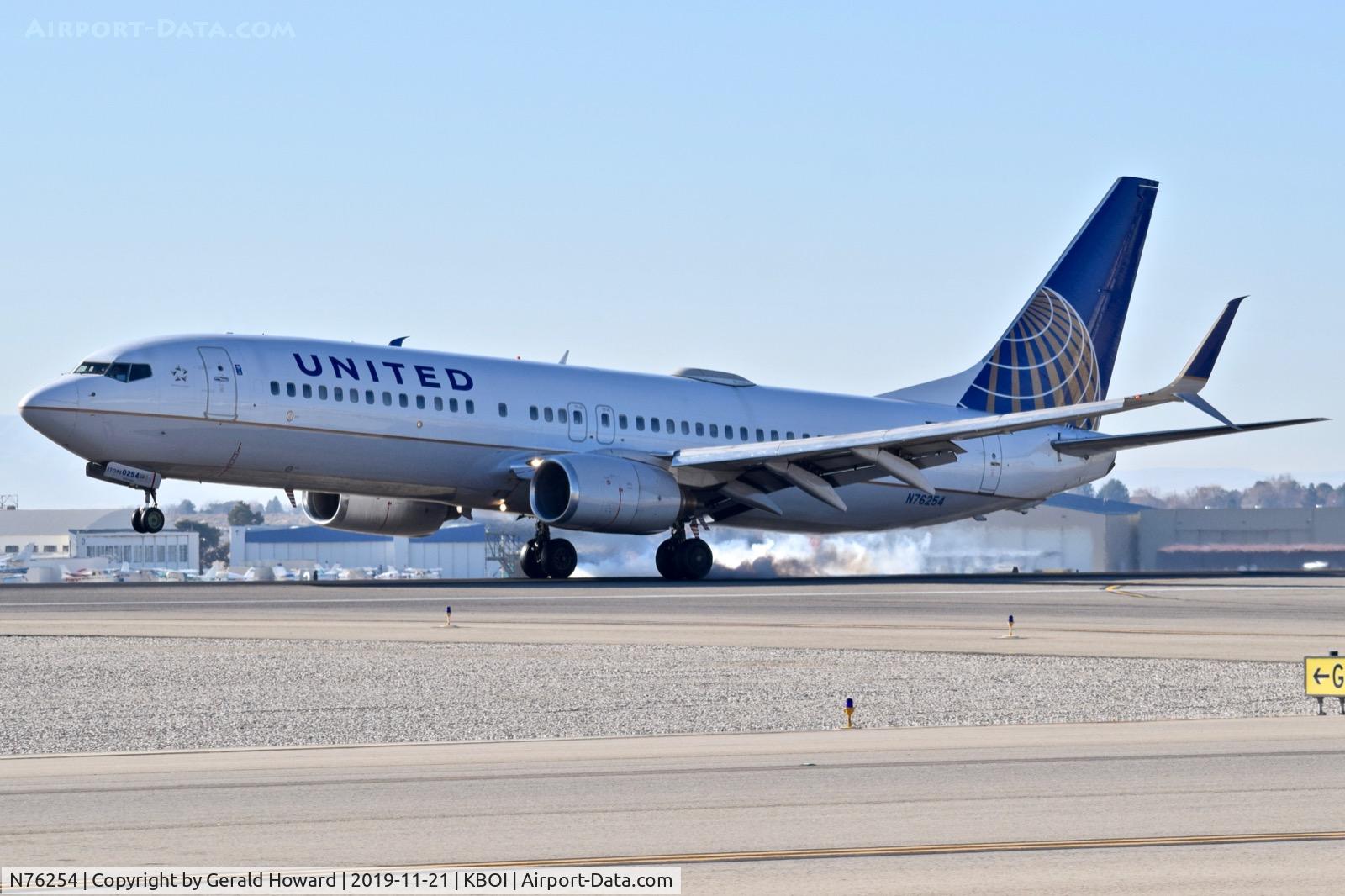 N76254, 2000 Boeing 737-824 C/N 30779, Landing 10L.