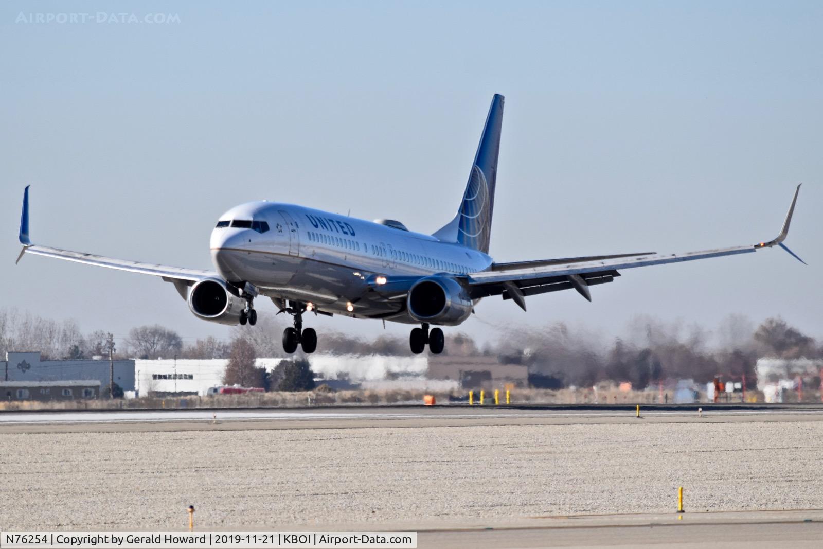 N76254, 2000 Boeing 737-824 C/N 30779, On final for 10L.