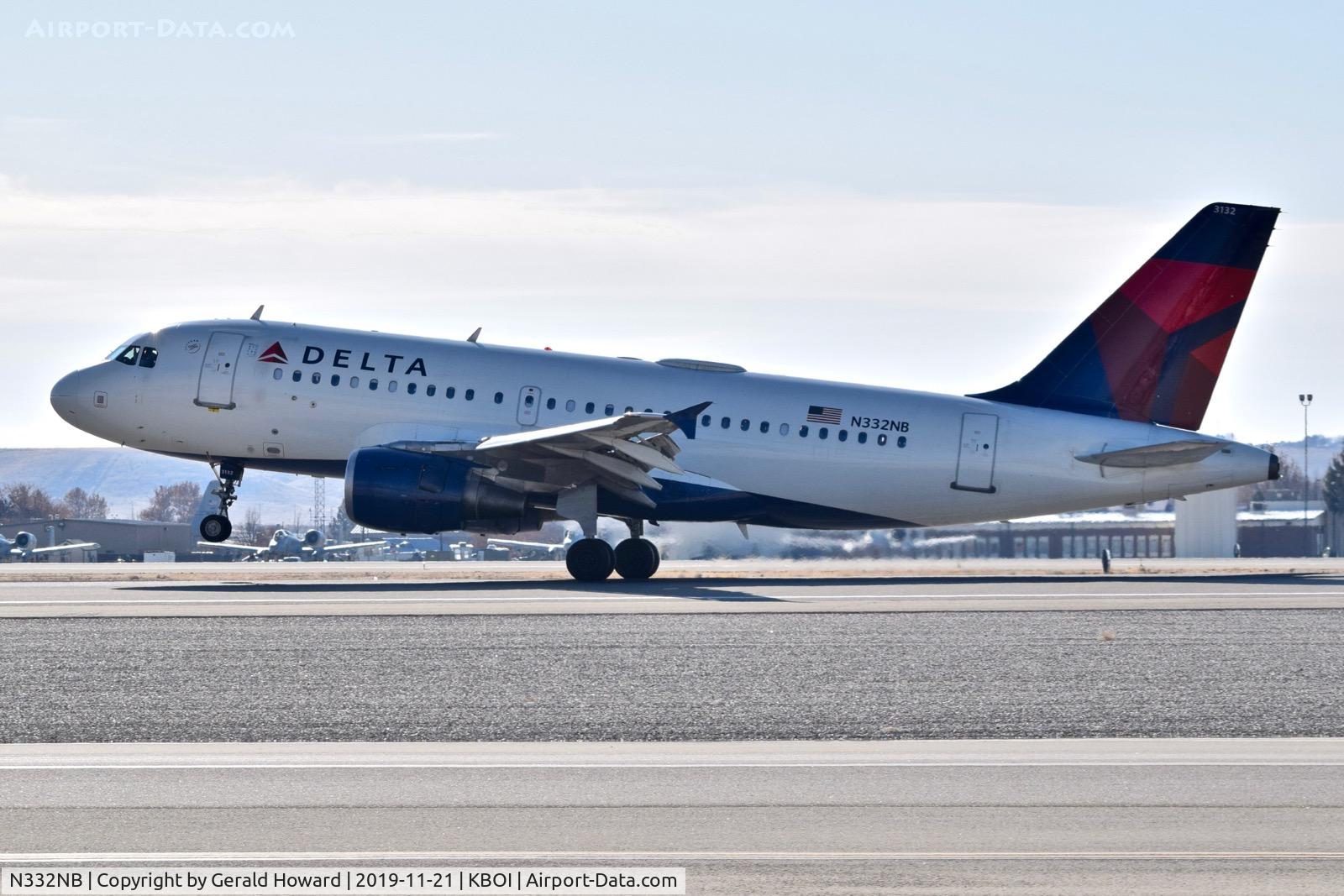 N332NB, 2001 Airbus A319-114 C/N 1570, Landing roll out.