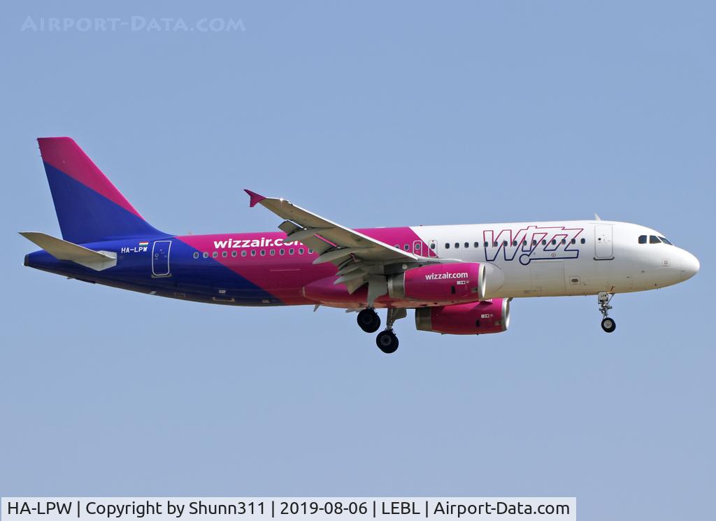 HA-LPW, 2009 Airbus A320-232 C/N 3947, Landing rwy 25R in new c/s