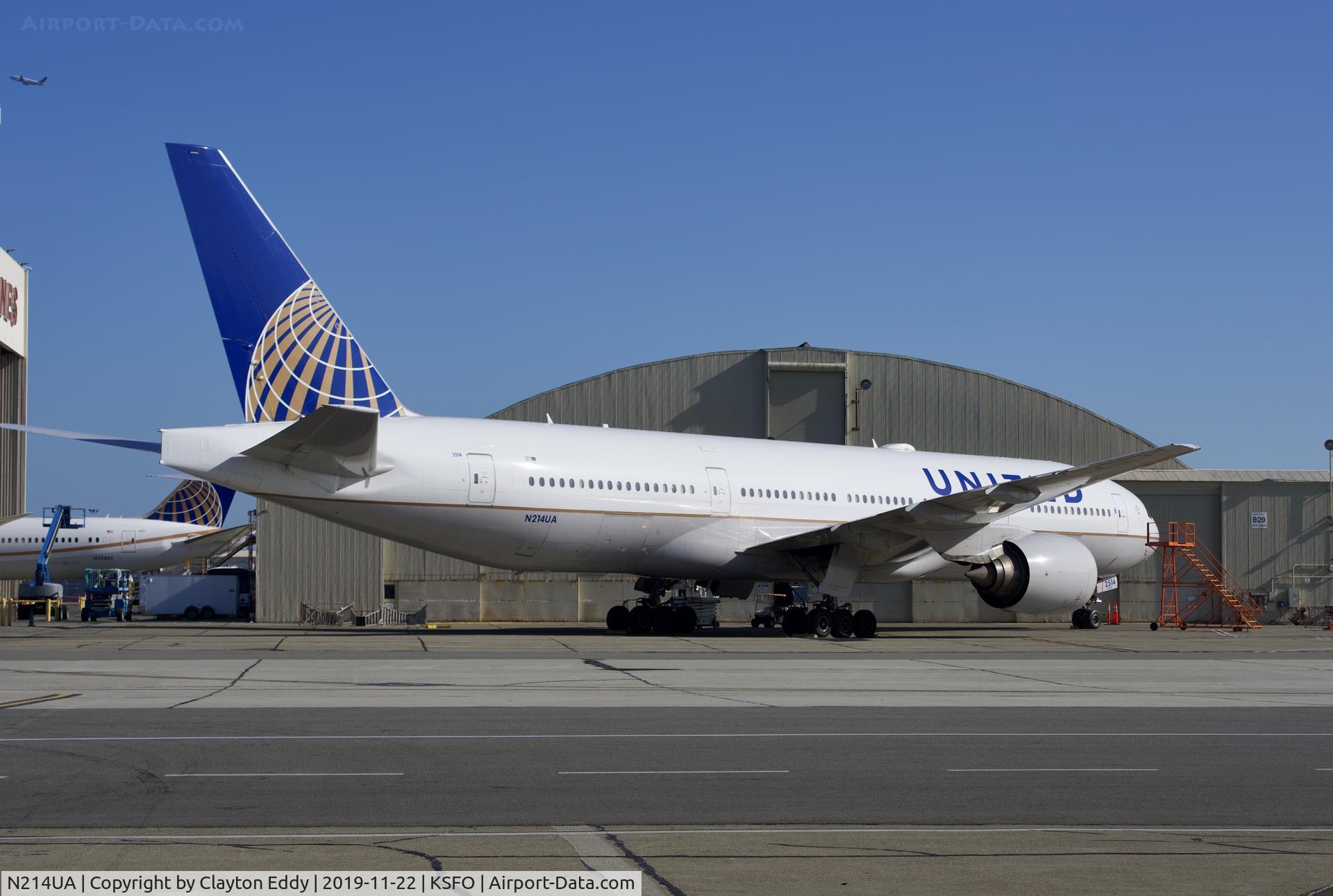 N214UA, 2000 Boeing 777-222 C/N 30220, SFO 2019.