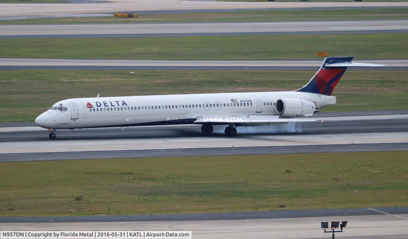 N957DN, 1997 McDonnell Douglas MD-90-30 C/N 53527, Delta