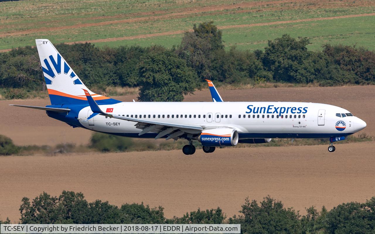 TC-SEY, 2016 Boeing 737-8HC C/N 61182, on final RW09
