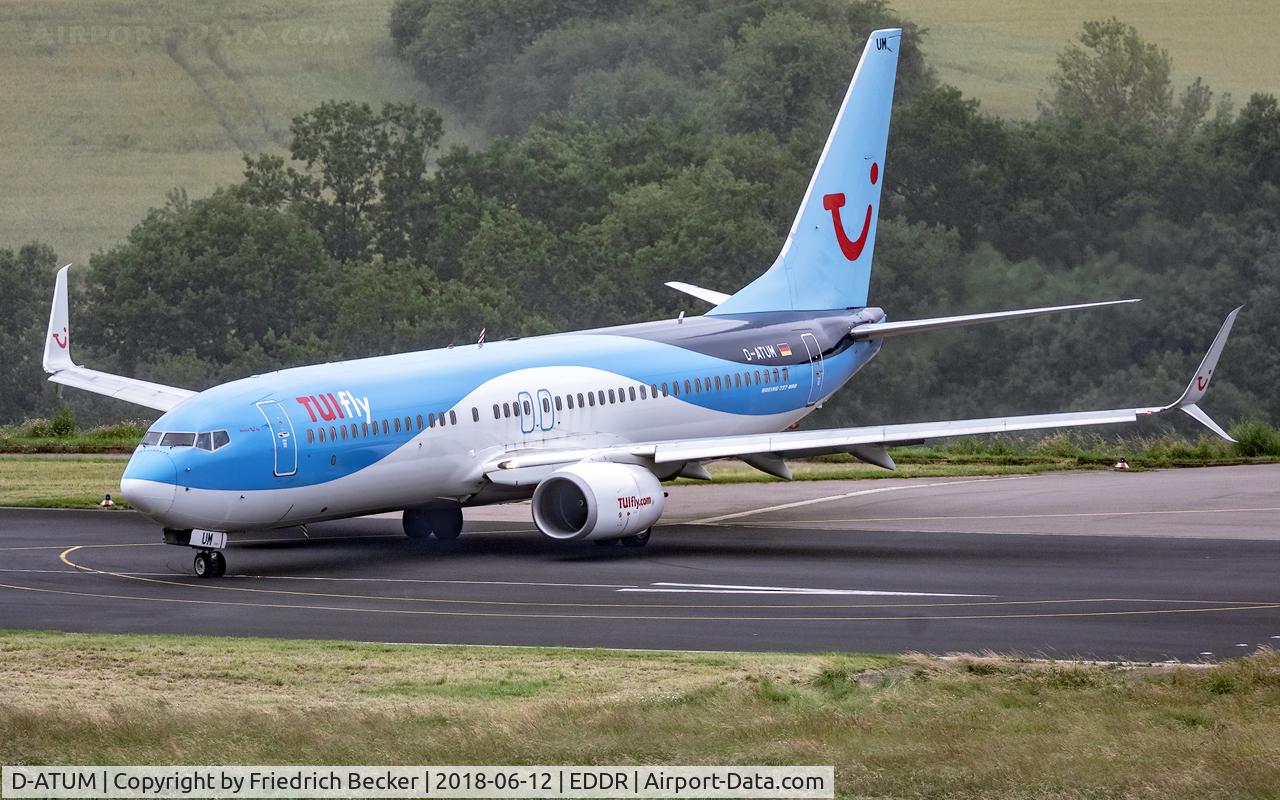 D-ATUM, 2014 Boeing 737-8K5 C/N 37240, lining up prior departure