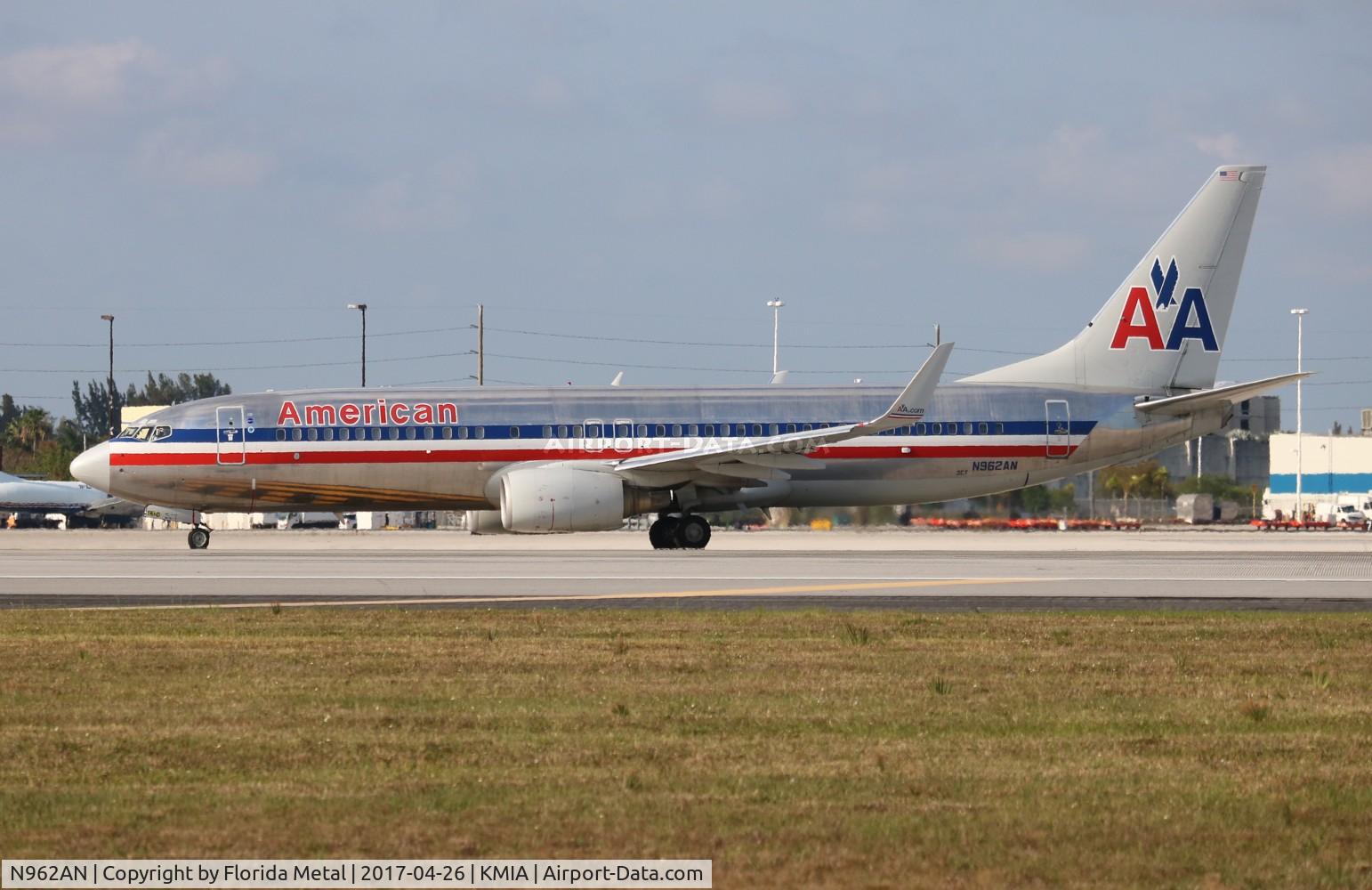 N962AN, 2001 Boeing 737-823 C/N 30858, American