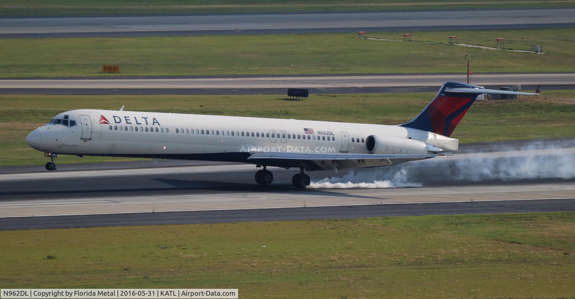 N962DL, 1990 McDonnell Douglas MD-88 C/N 49981, Delta