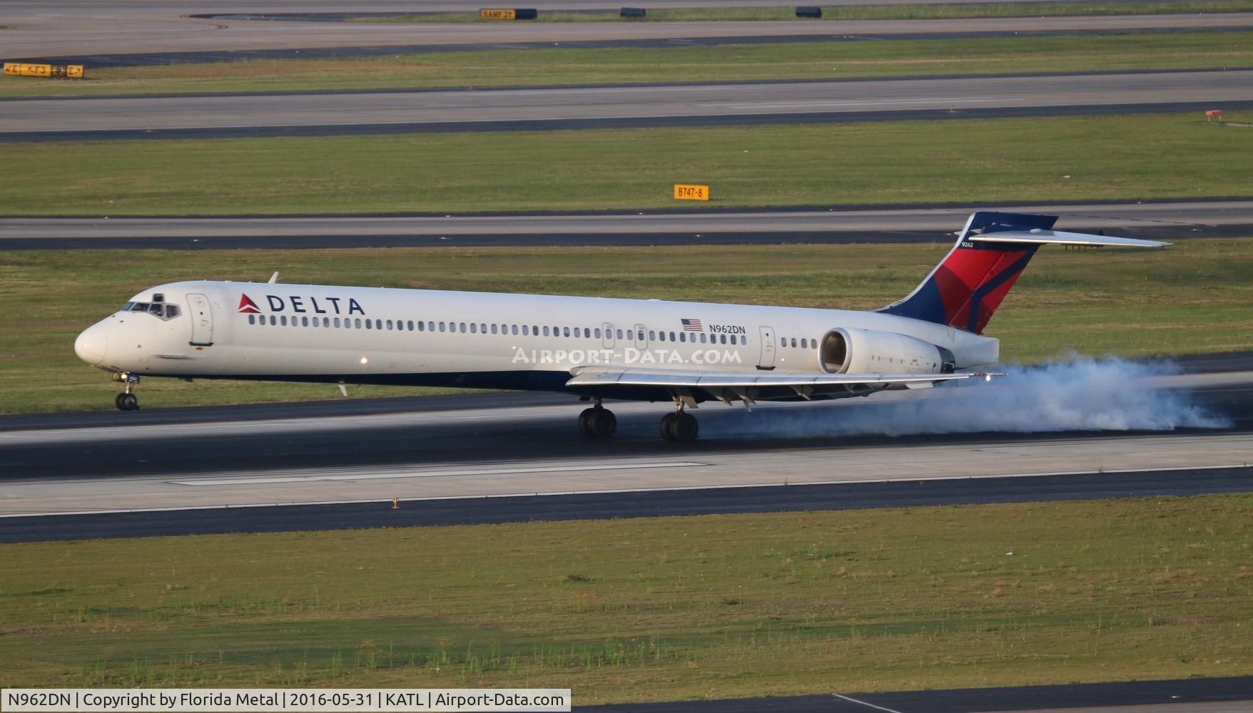 N962DN, McDonnell Douglas MD-90-30 C/N 53532, Delta