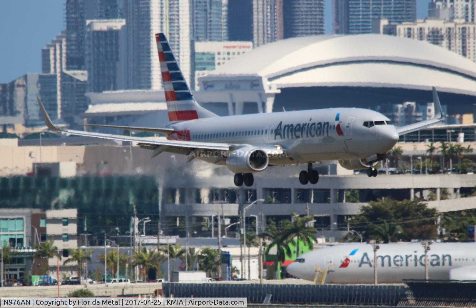 N976AN, 2001 Boeing 737-823 C/N 30099, American