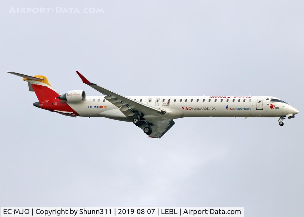 EC-MJO, 2016 Bombardier CRJ-1000 (CL-600-2E25) C/N 19045, Landing rwy 07L... Additional 'Vigo#unmardevida' titles