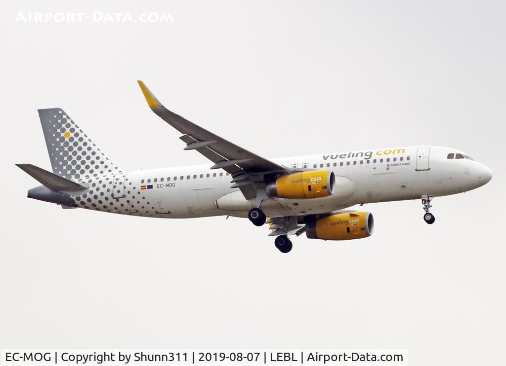 EC-MOG, 2016 Airbus A320-232 C/N 7402, Landing rwy 07L