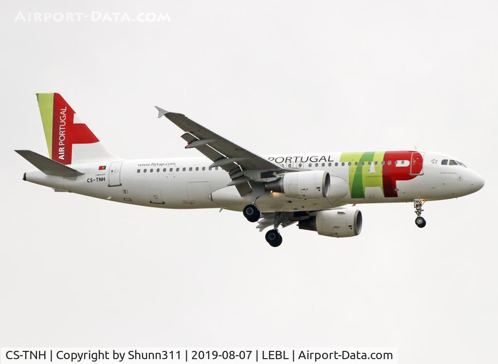 CS-TNH, 1999 Airbus A320-214 C/N 0960, Landing rwy 07L
