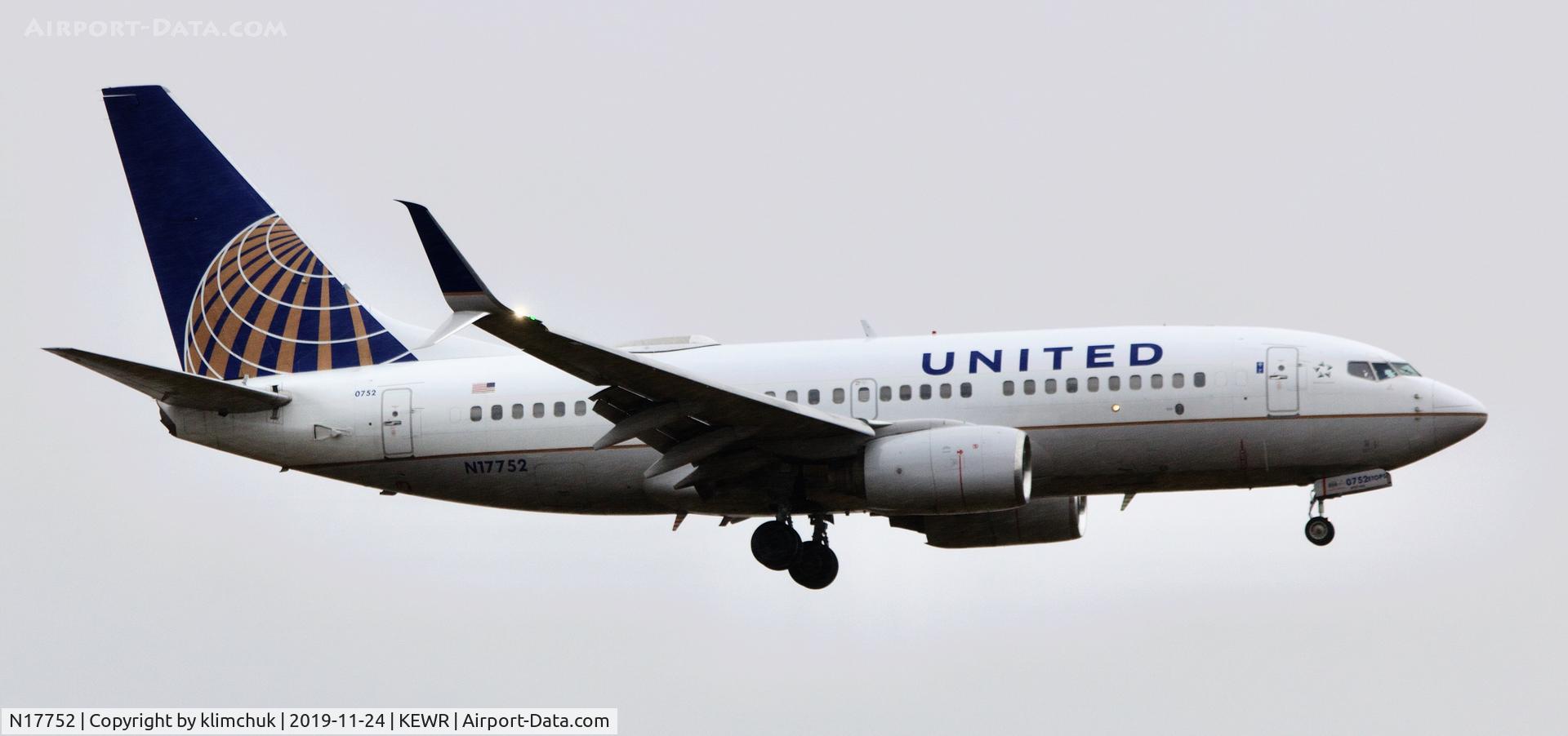 N17752, 1999 Boeing 737-71Q C/N 29048, Landing