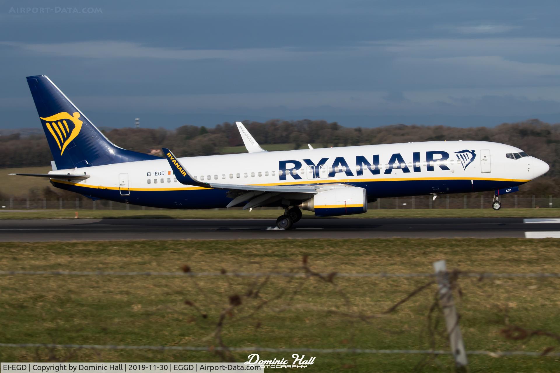 EI-EGD, 2010 Boeing 737-8AS C/N 34981, Landing RWY 09