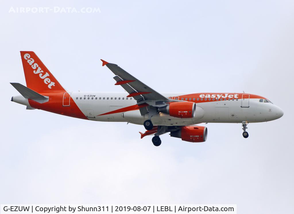 G-EZUW, 2012 Airbus A320-214 C/N 5116, Landing rwy 07L in new c/s