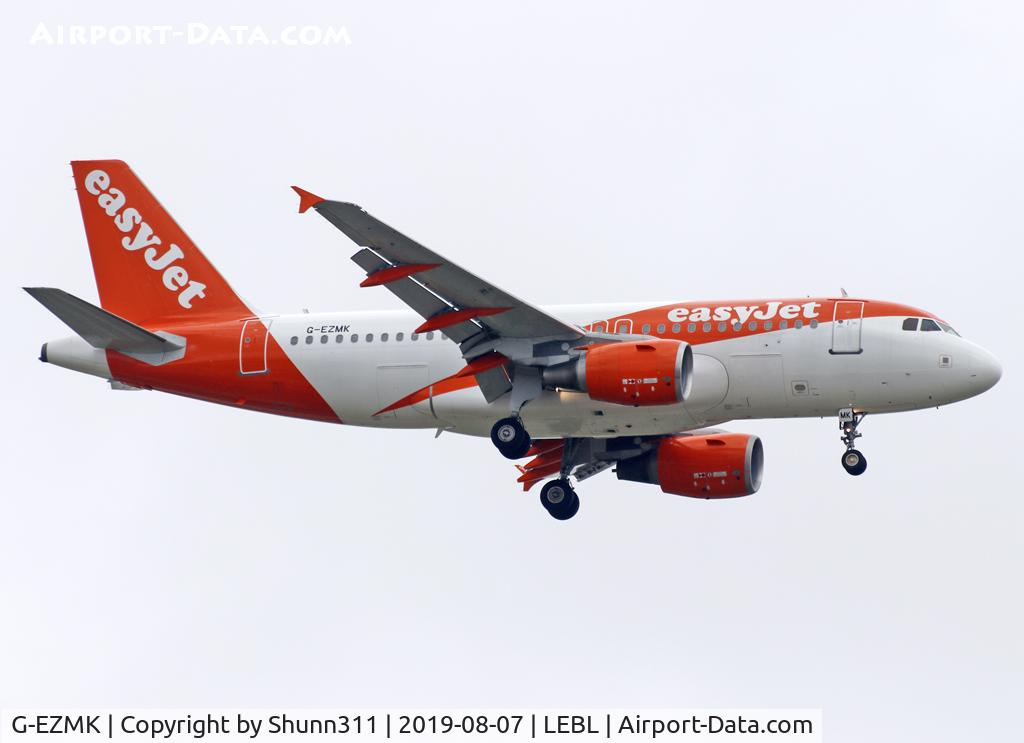 G-EZMK, 2004 Airbus A319-111 C/N 2370, Landing rwy 07L in new c/s