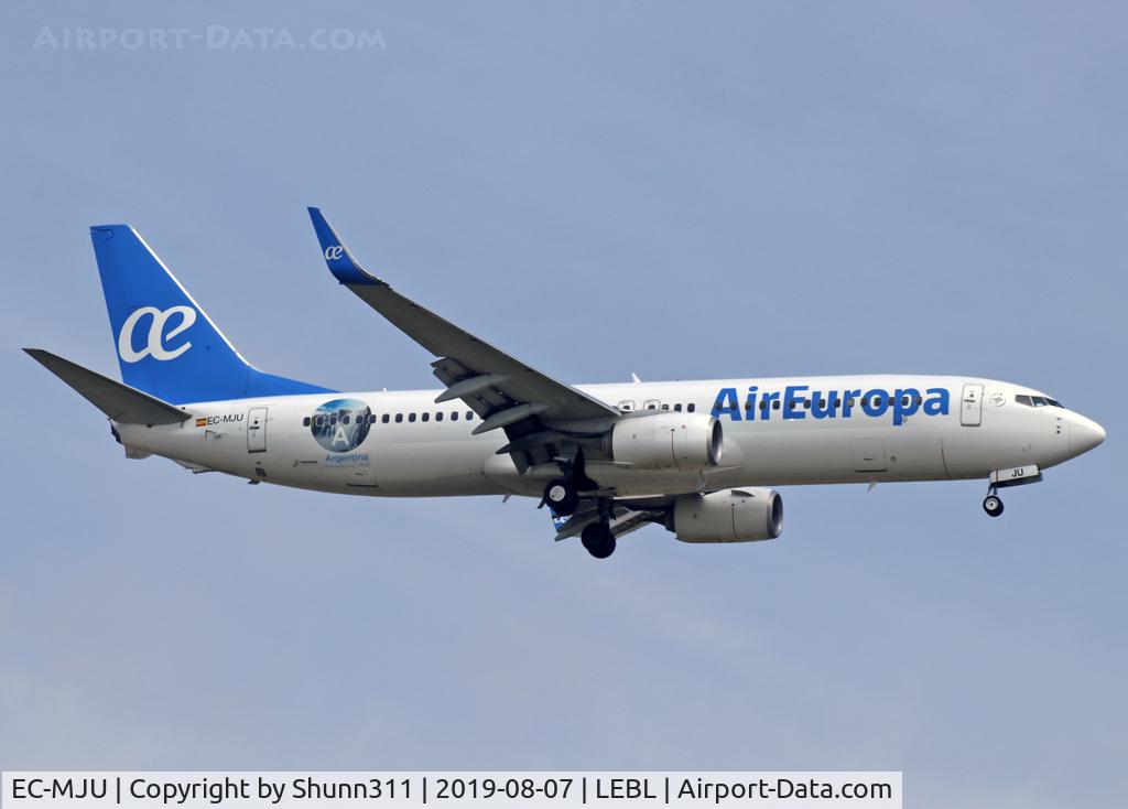 EC-MJU, 2016 Boeing 737-85P C/N 60584, Landing rwy 07L with additionnal 'Argentina' logo