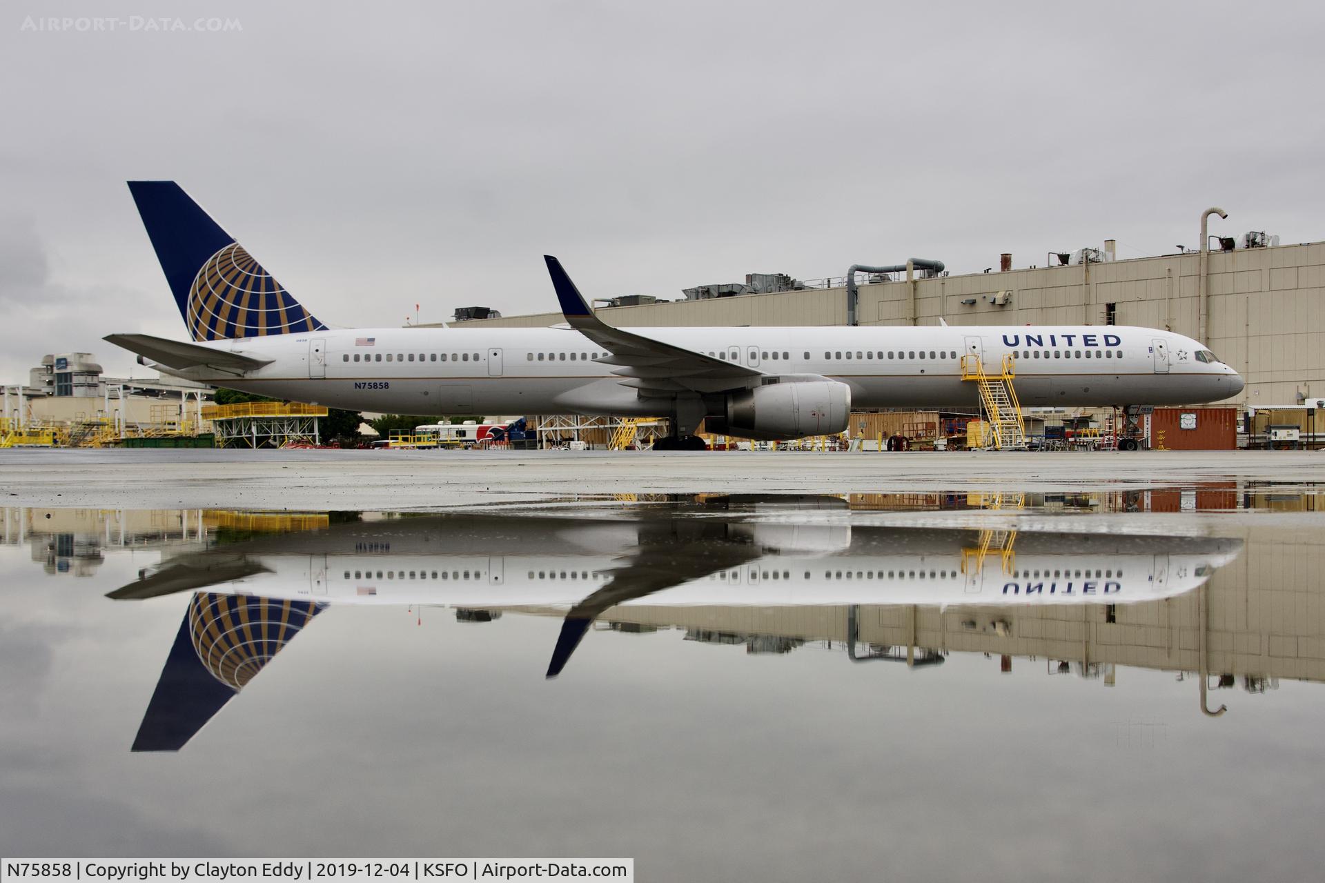N75858, 2004 Boeing 757-324 C/N 32817, SFO 2019.