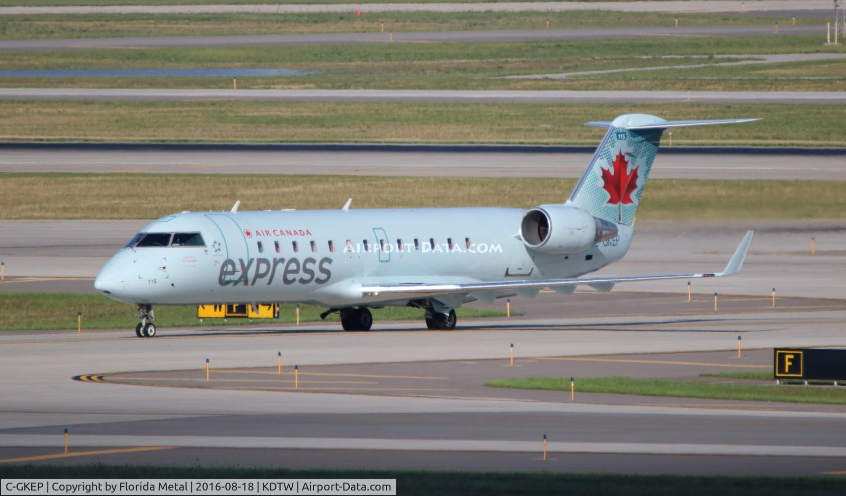 C-GKEP, 1999 Canadair CRJ-200ER (CL-600-2B19) C/N 7303, DTW spotting