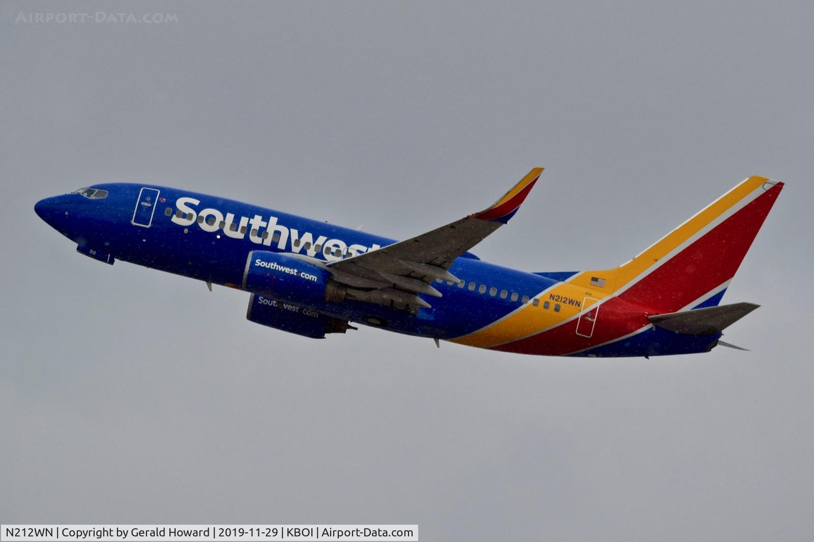 N212WN, 2005 Boeing 737-7H4 C/N 32485, Departing BOI.